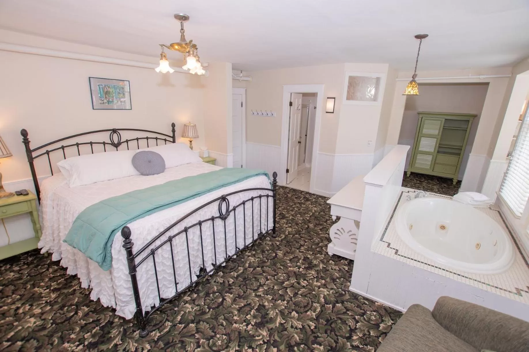 Toilet, Bed in Terrace Inn and 1911 Restaurant