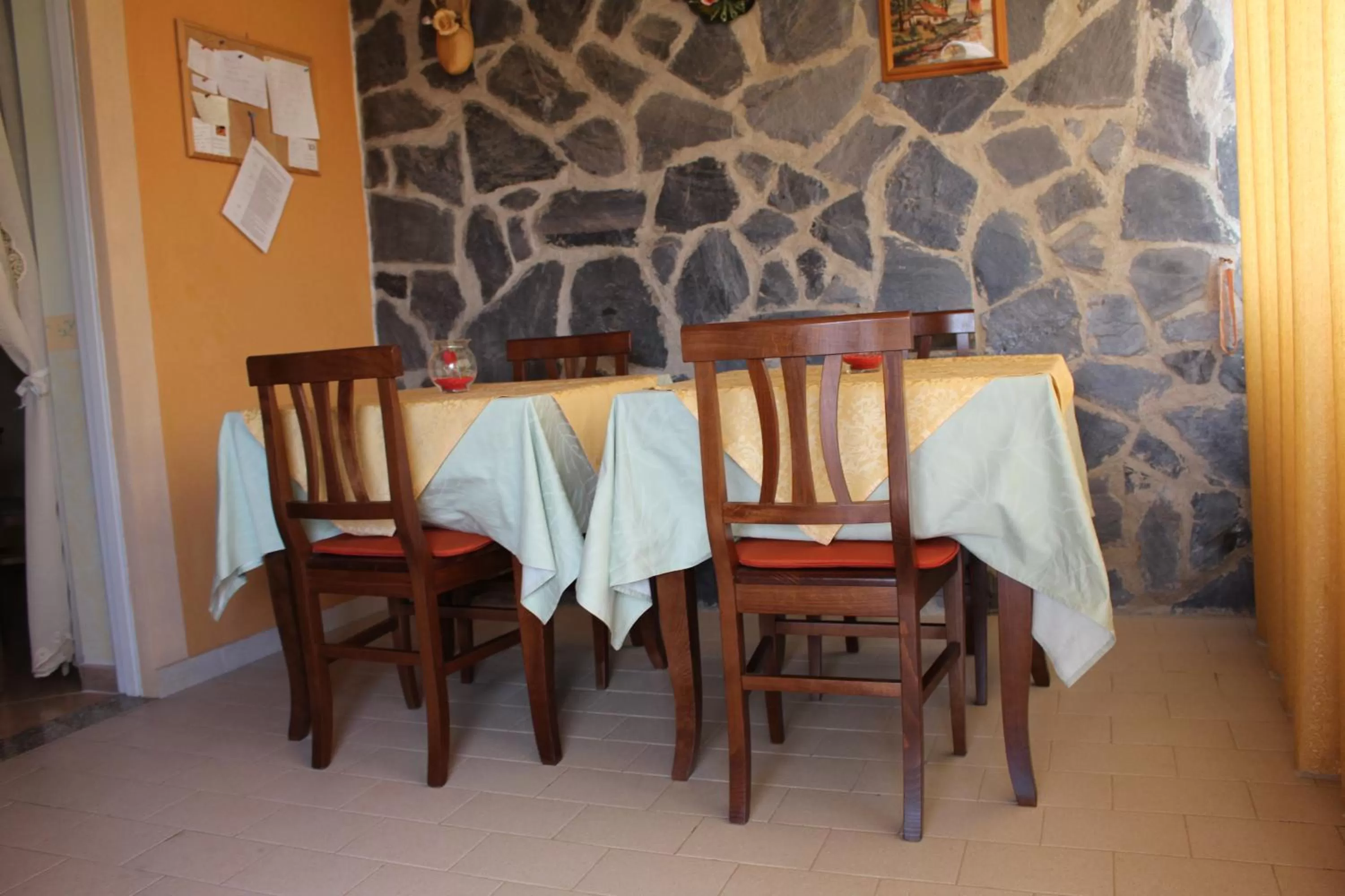 Communal lounge/ TV room, Restaurant/Places to Eat in B&B Esperança