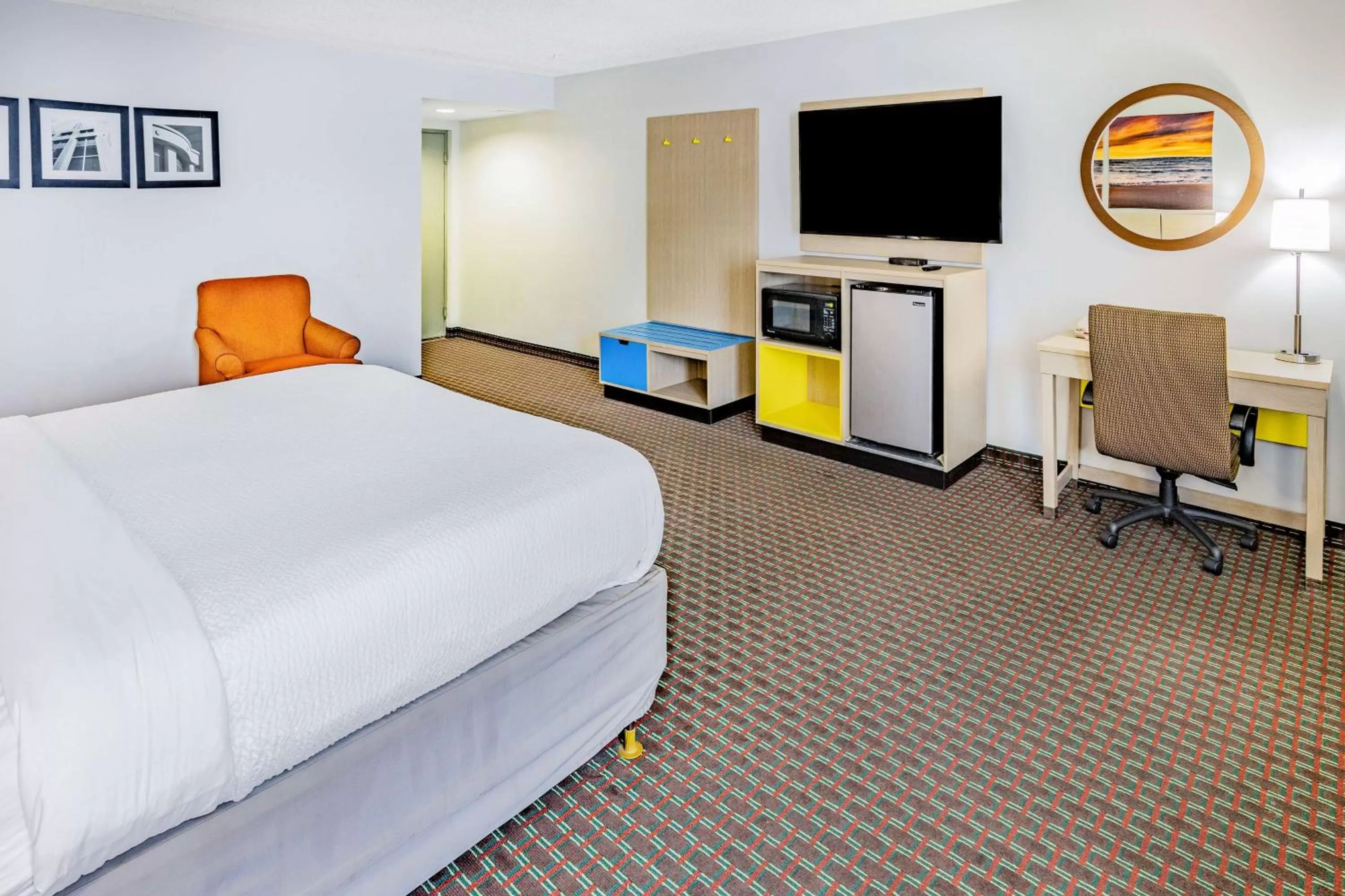 Photo of the whole room, Bed in Days Inn by Wyndham Hartsfield Jackson Atlanta Airport West