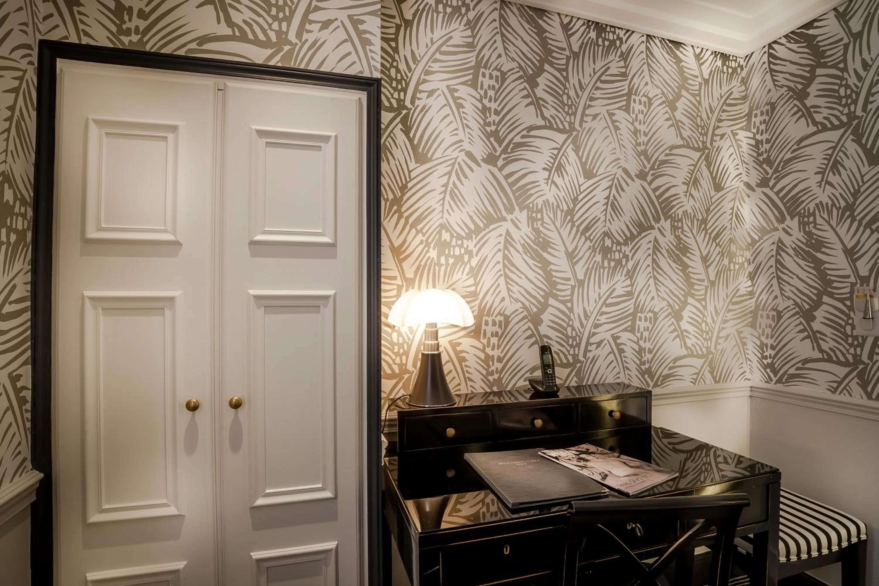 Decorative detail in Hôtel Jardin Le Bréa