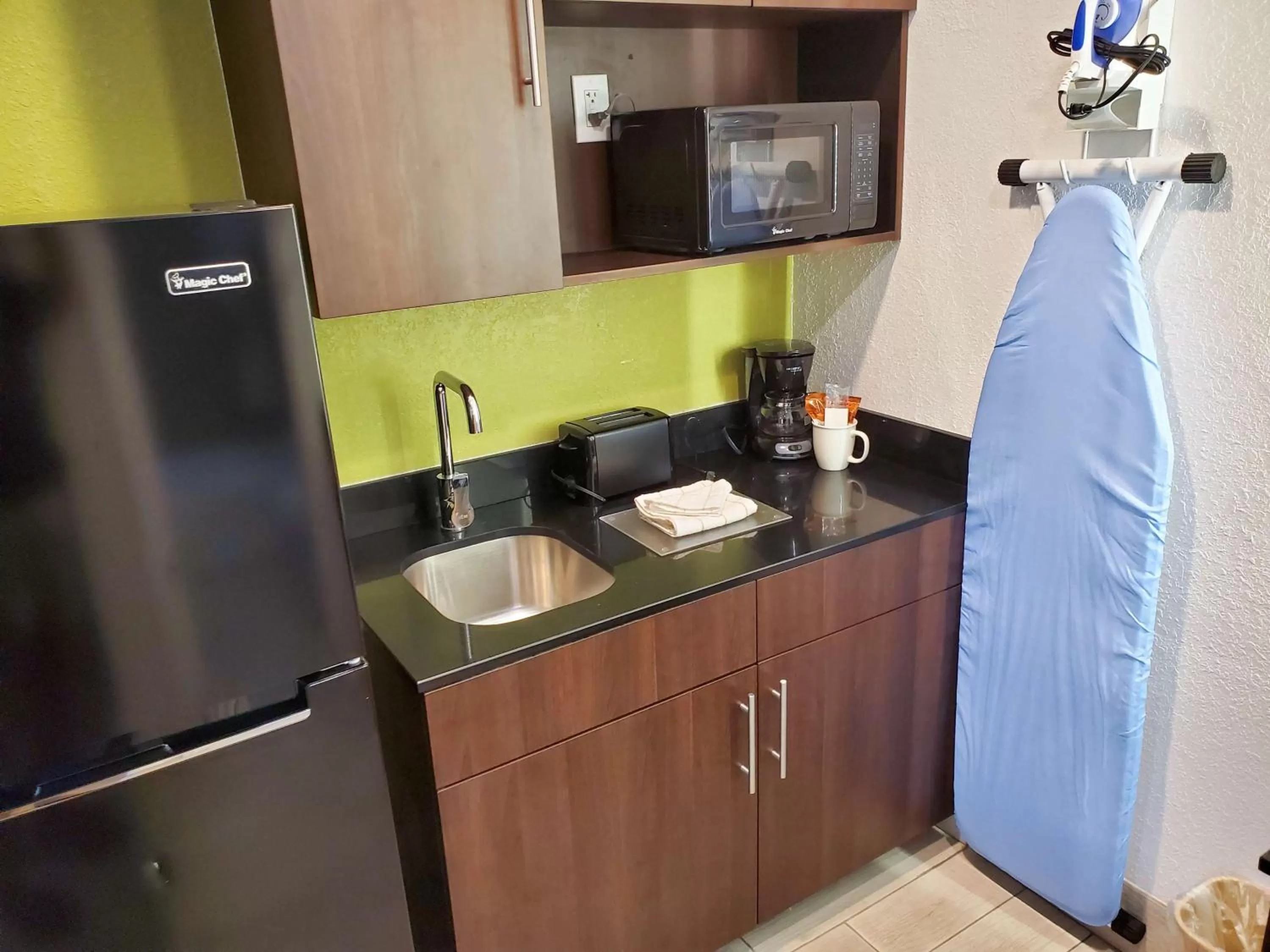 Photo of the whole room in Studio 6-National City, CA - Naval Base San Diego