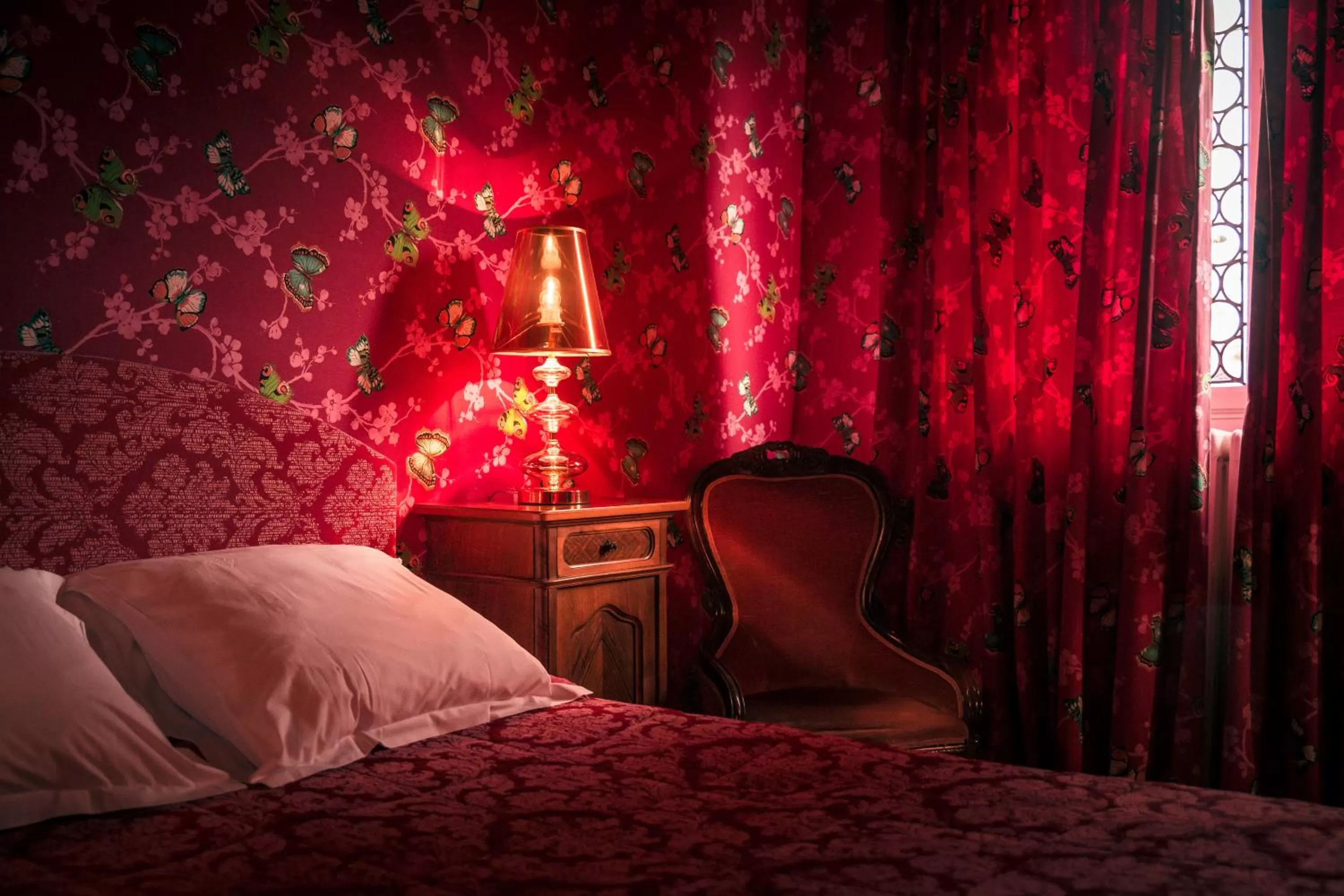 Bed in Hôtel des Deux Clefs