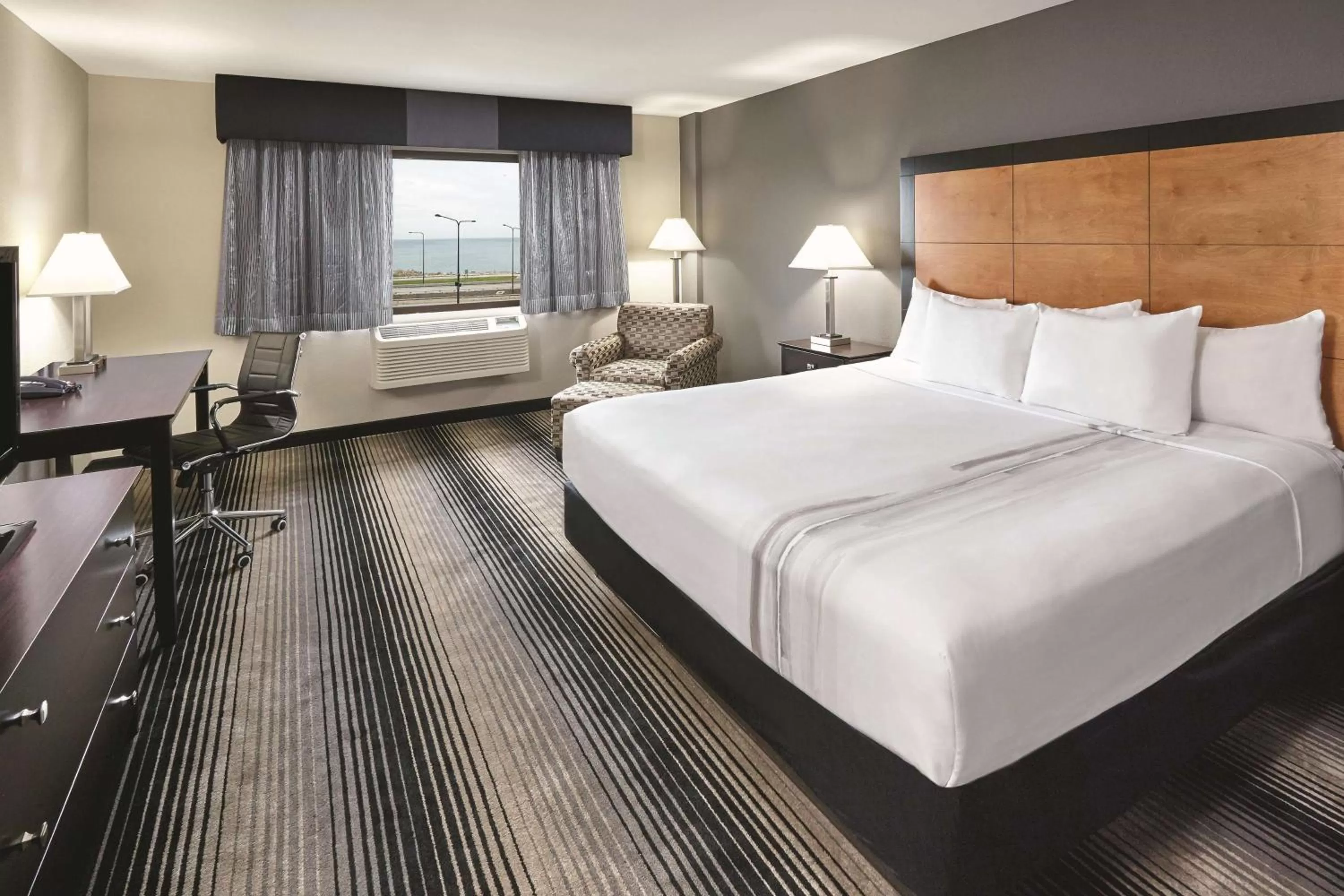 Photo of the whole room, Bed in Best Western Plus Hyde Park Chicago Hotel