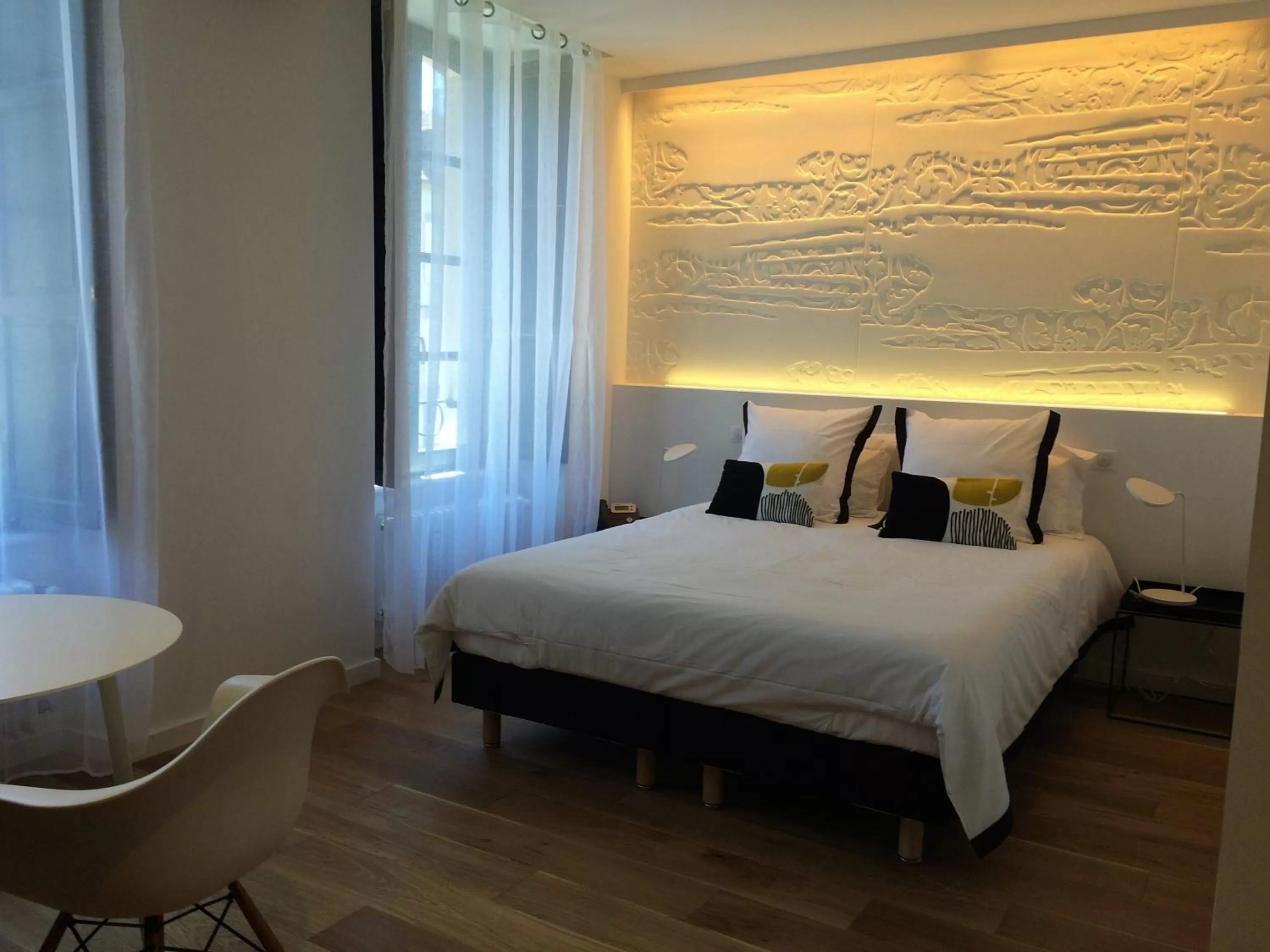 Dining area, Bed in Les Maisons du Pont - Charme & Caractère