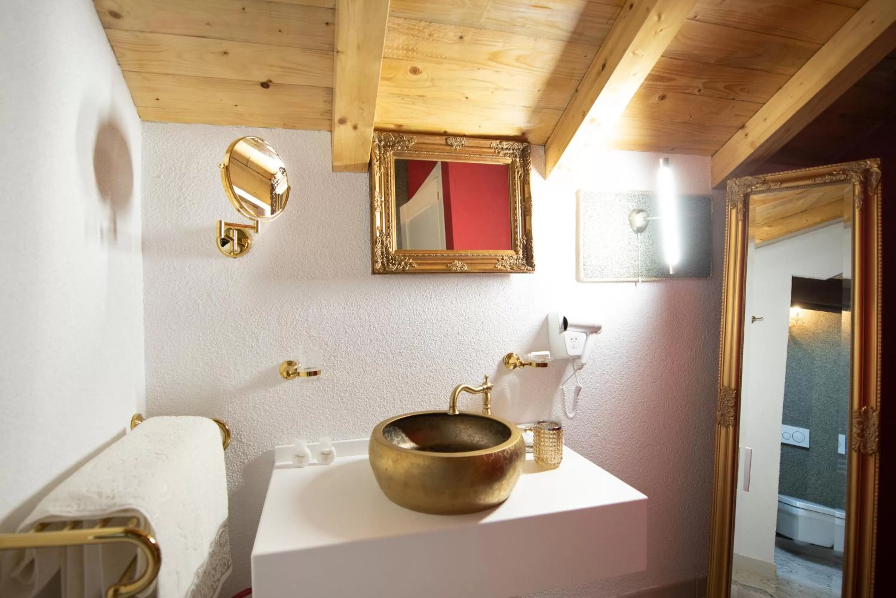 Bathroom in JMR Royal -Luxury Rooms & Private Sauna