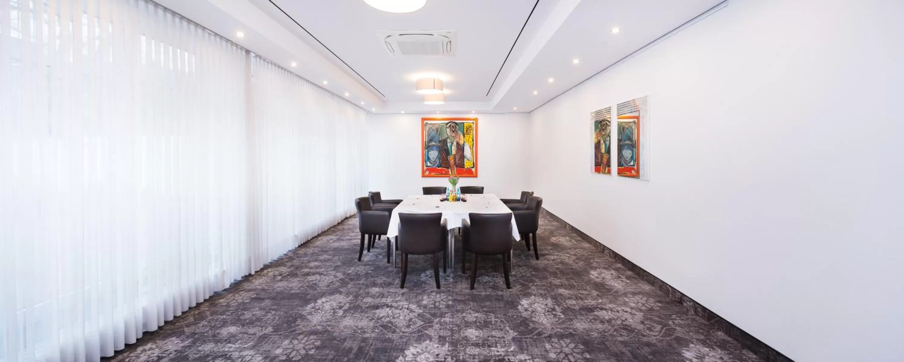 Dining area in Hotel Plaza