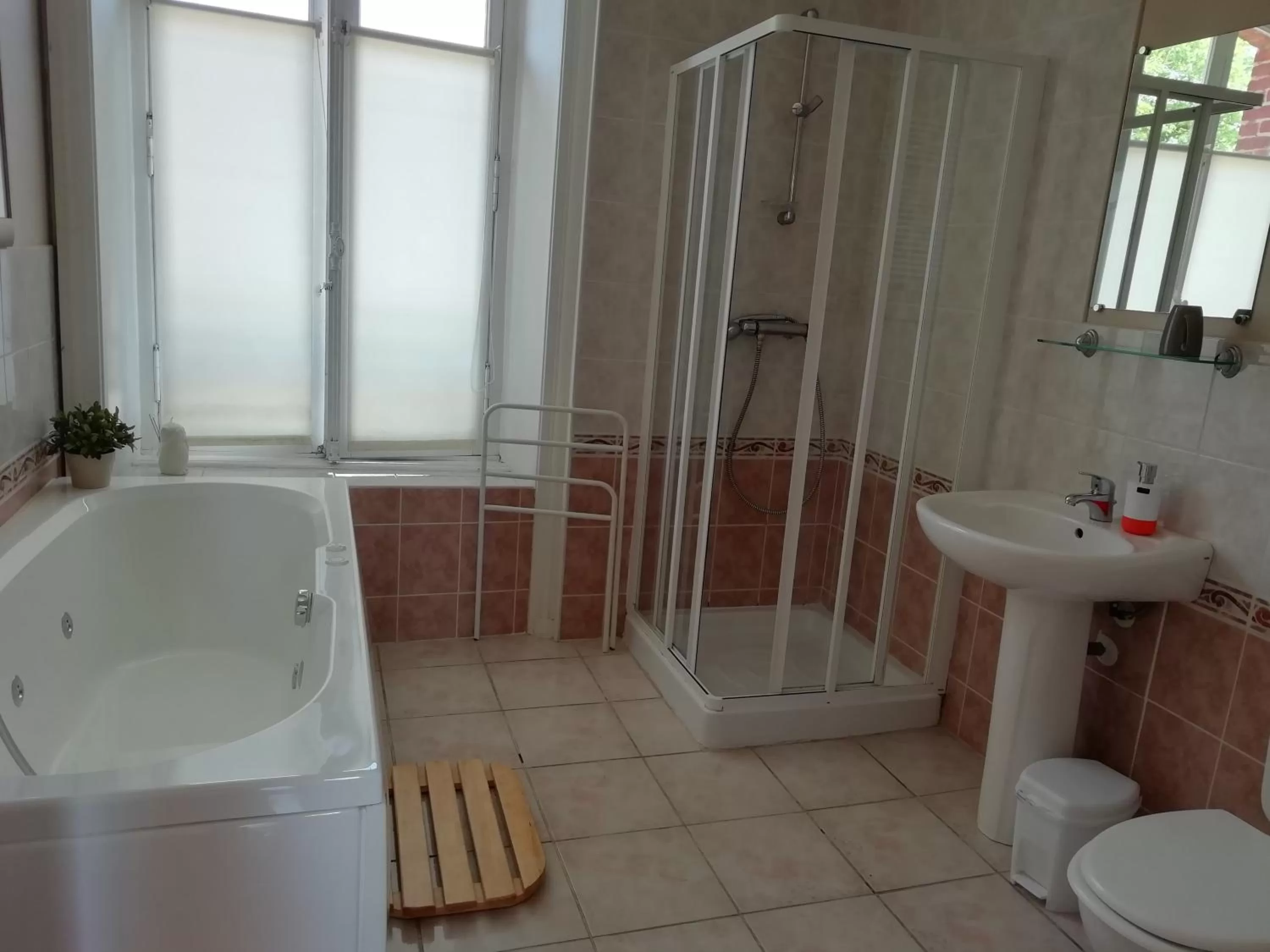 Shower, Bathroom in Vue sur la Rance