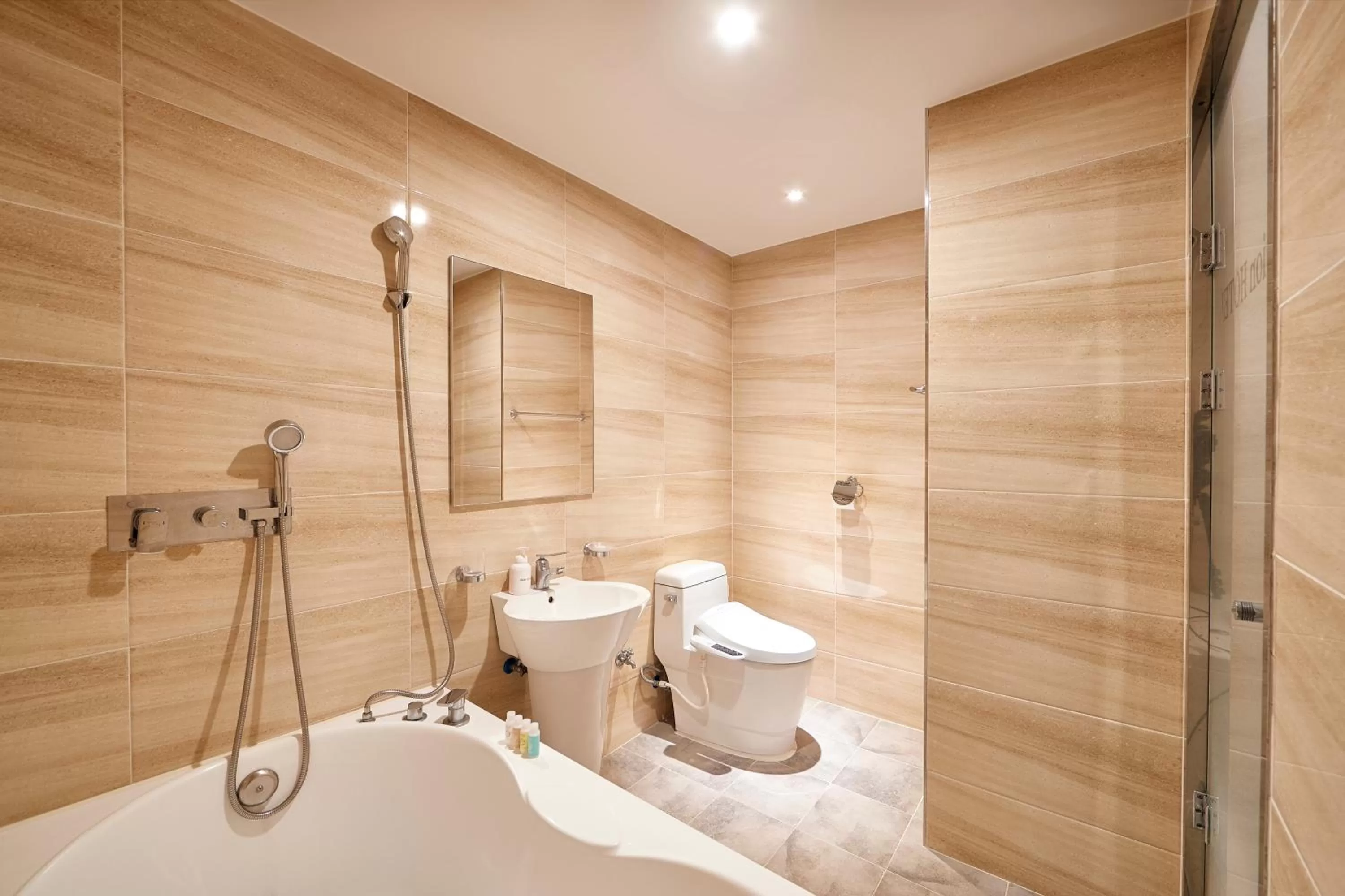 Shower in Lion Hotel