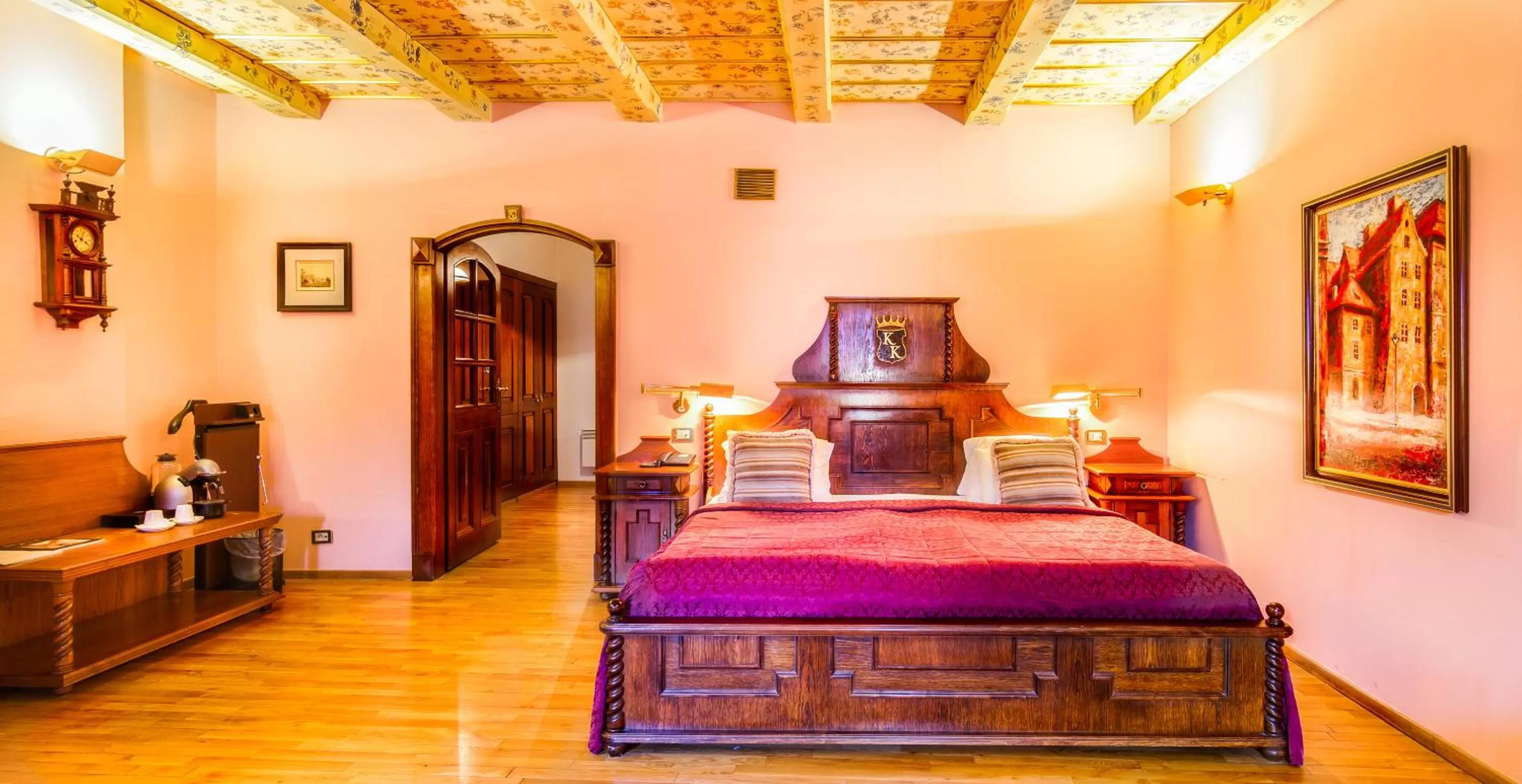 Photo of the whole room, Bed in The King Charles