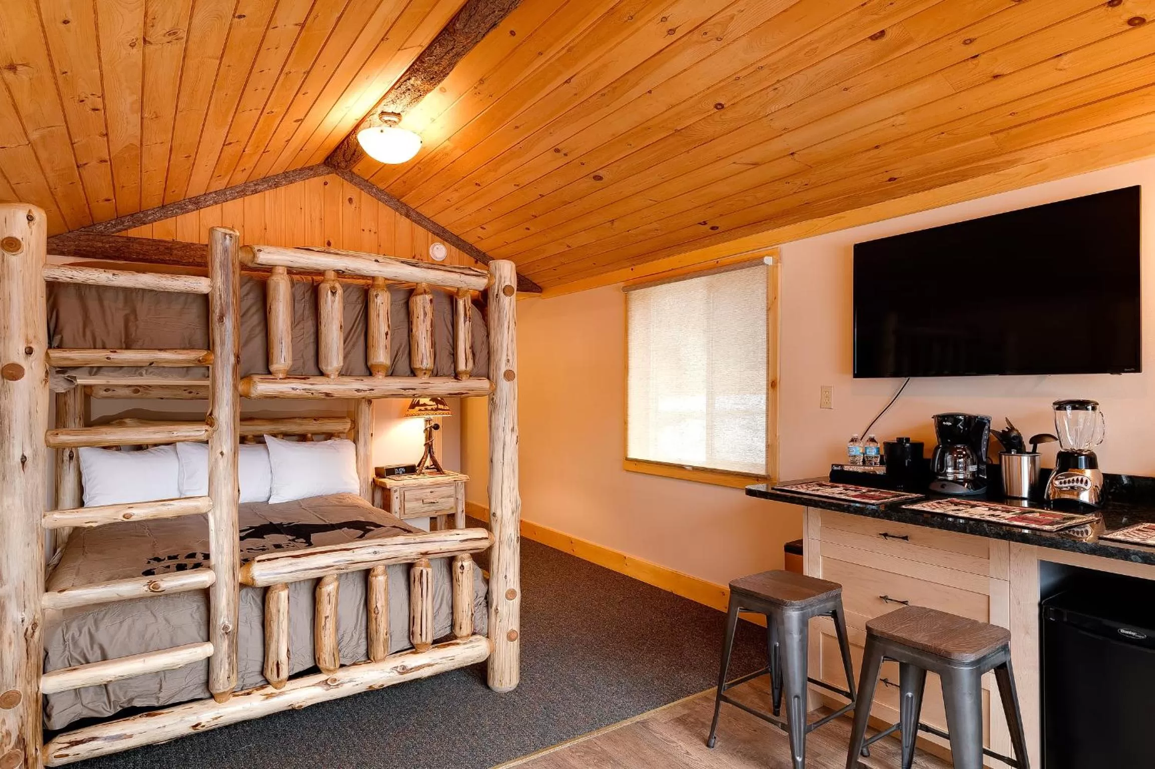 TV and multimedia, Bed in Cobble Mountain Lodge