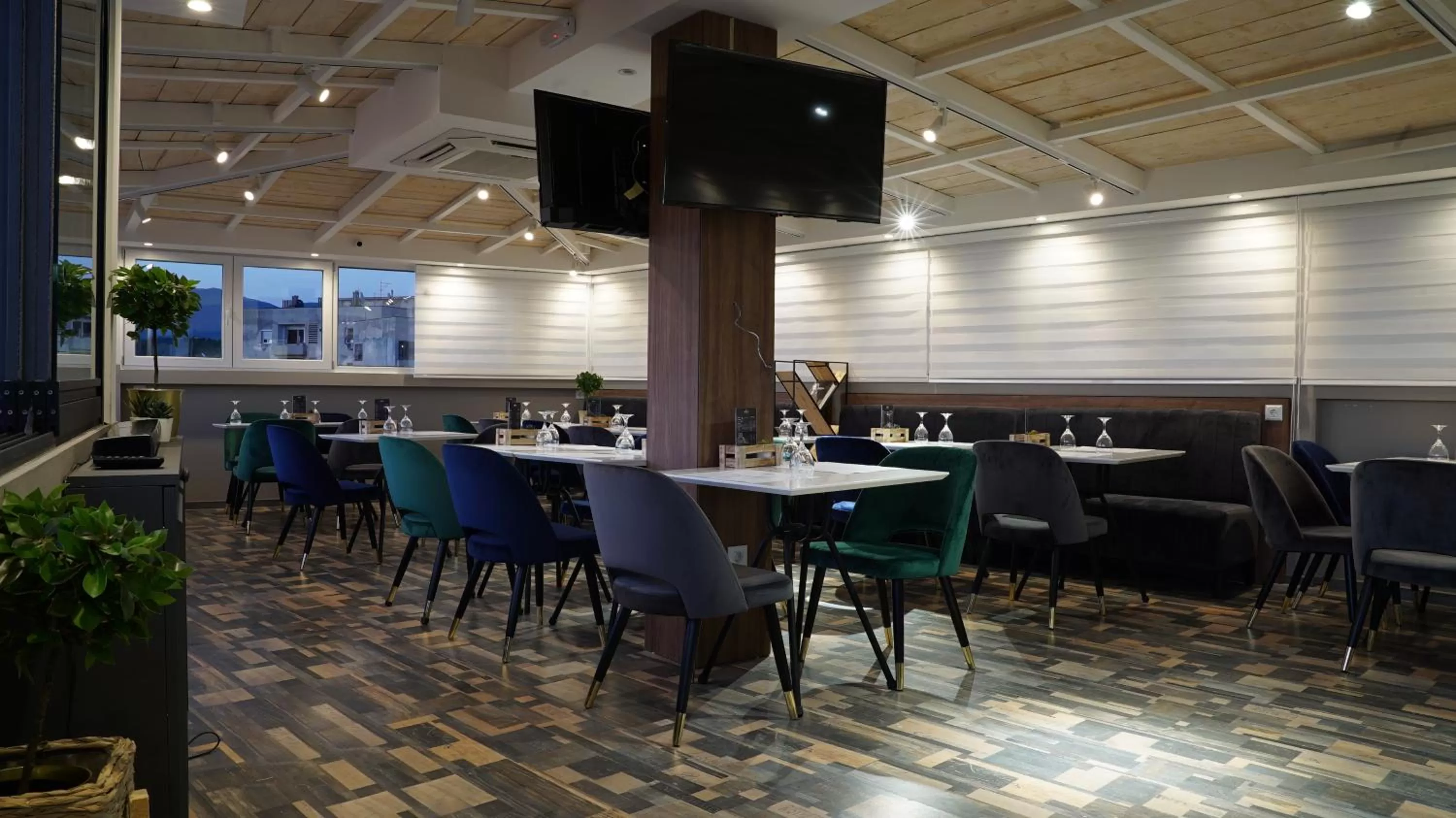 Restaurant/places to eat in Hotel Premium