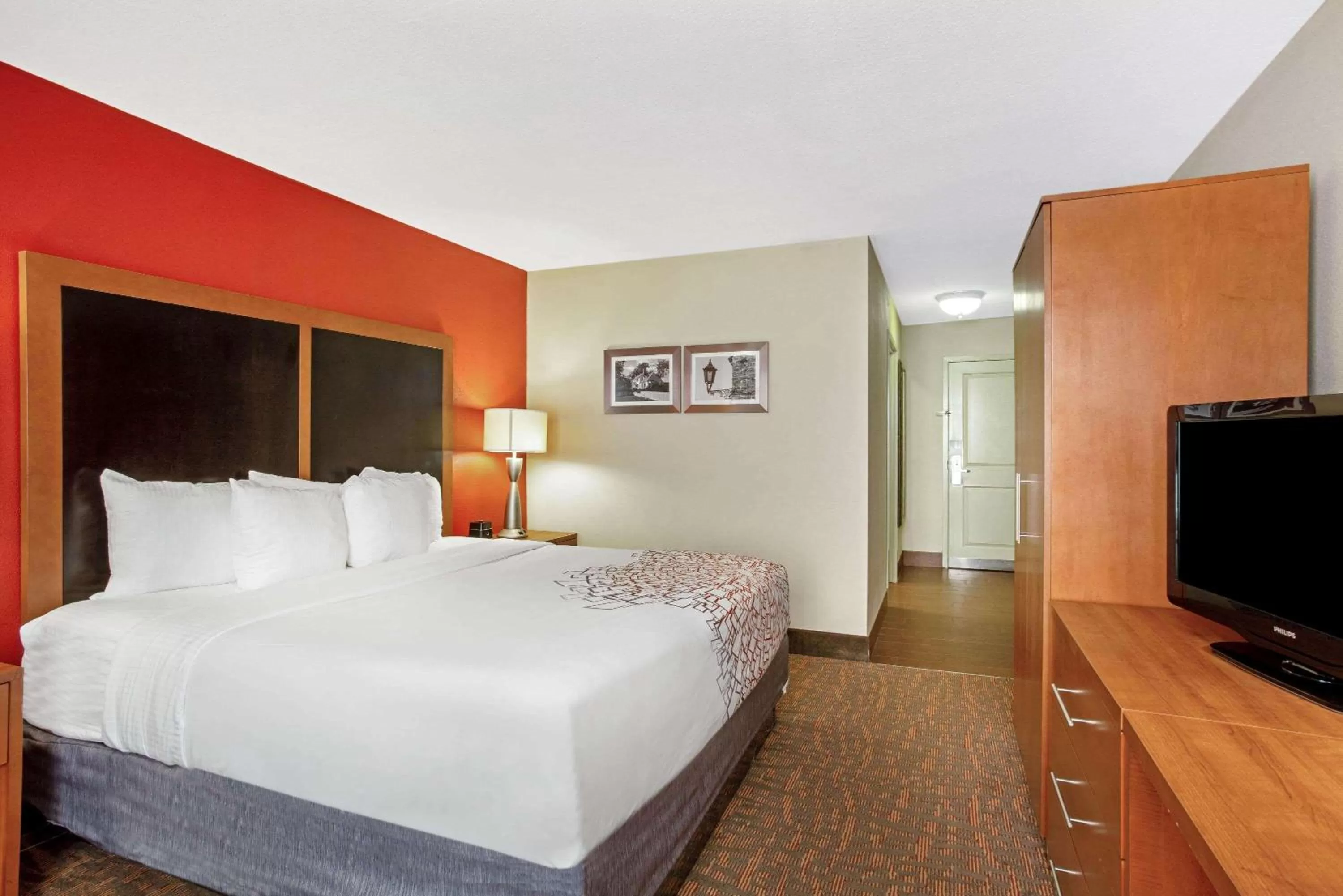 Photo of the whole room, Bed in La Quinta by Wyndham Williamsburg Historic Area