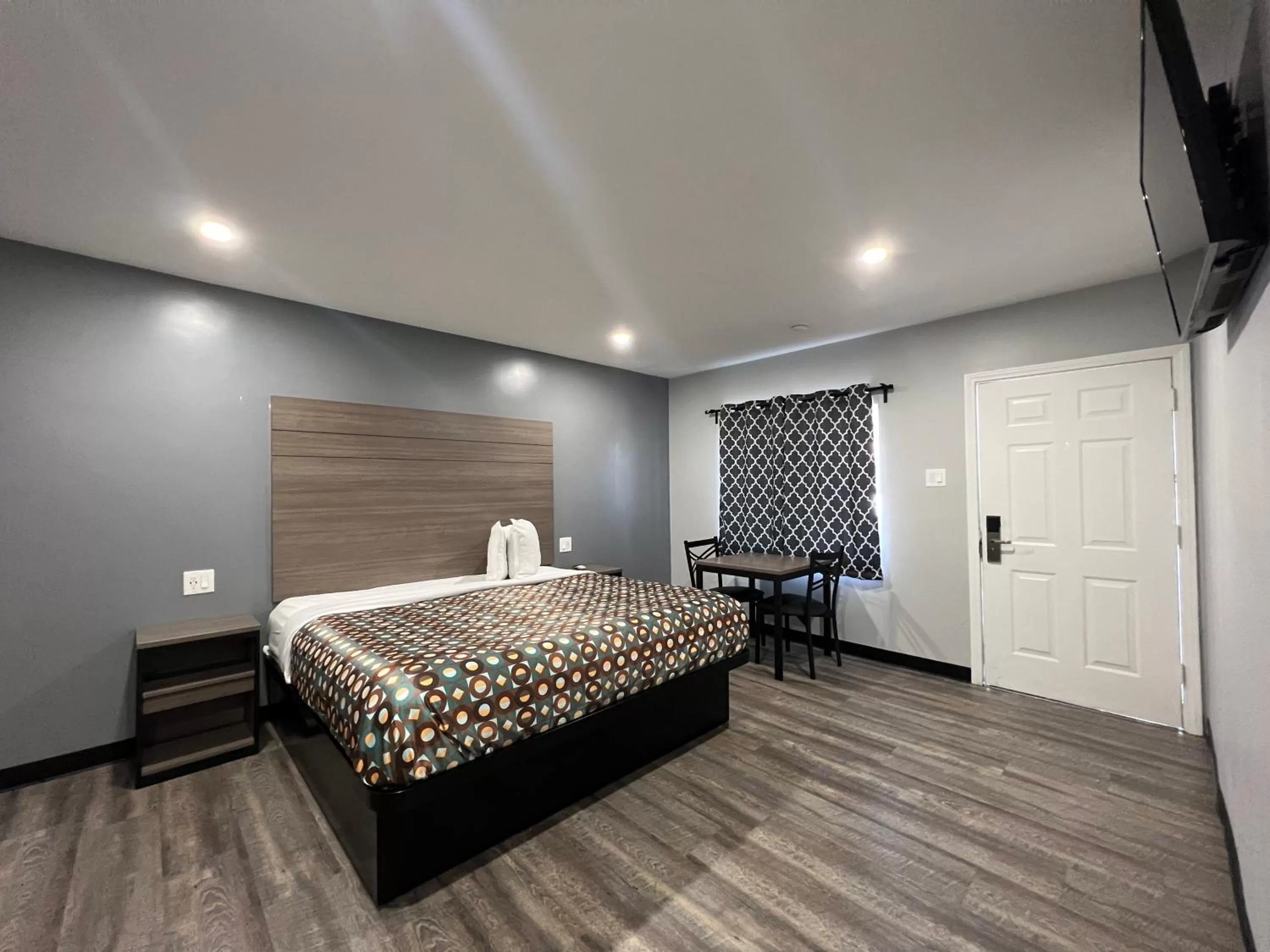 Photo of the whole room, Bed in Sunshine Motel