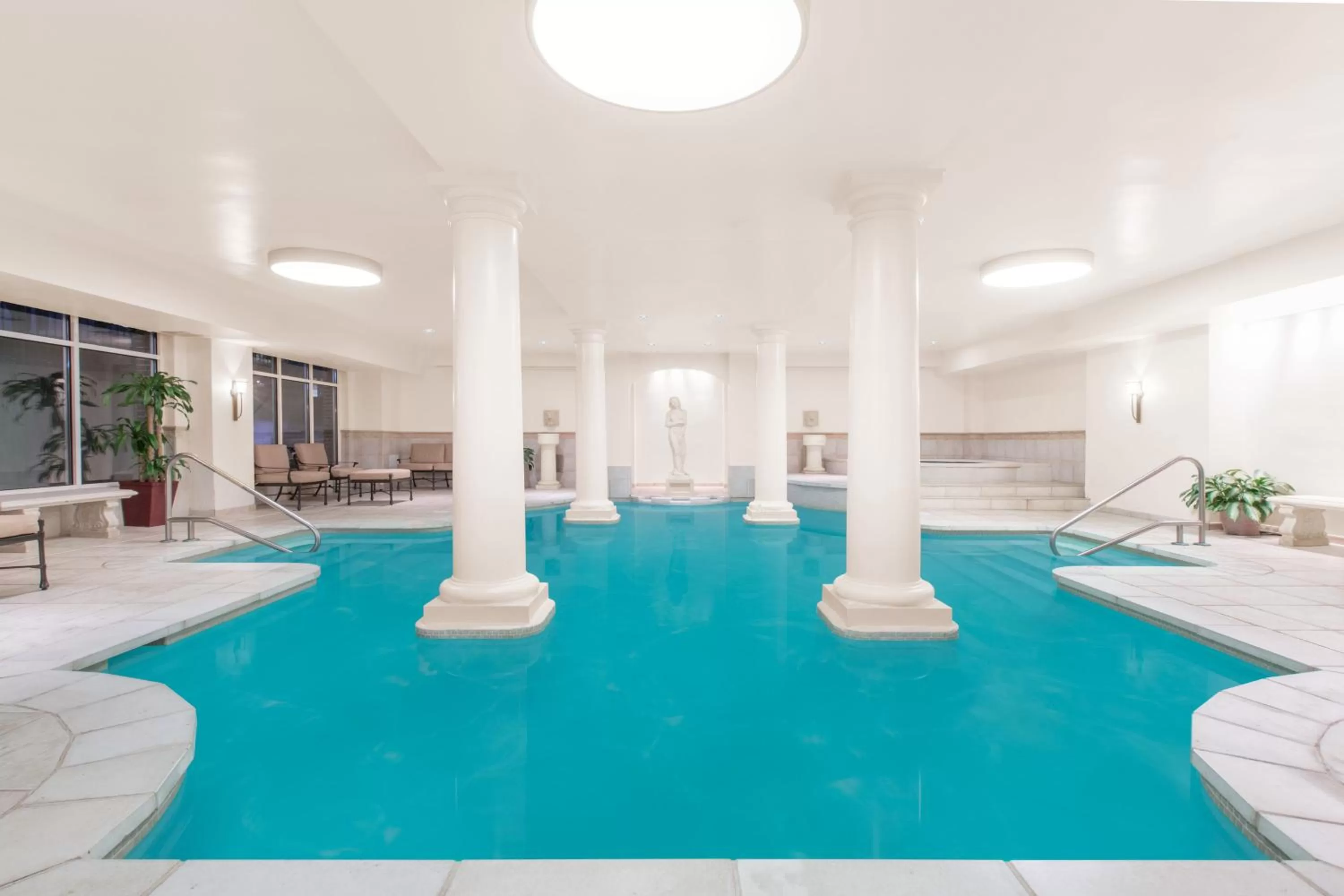 Swimming pool in The George Washington - A Wyndham Grand Hotel