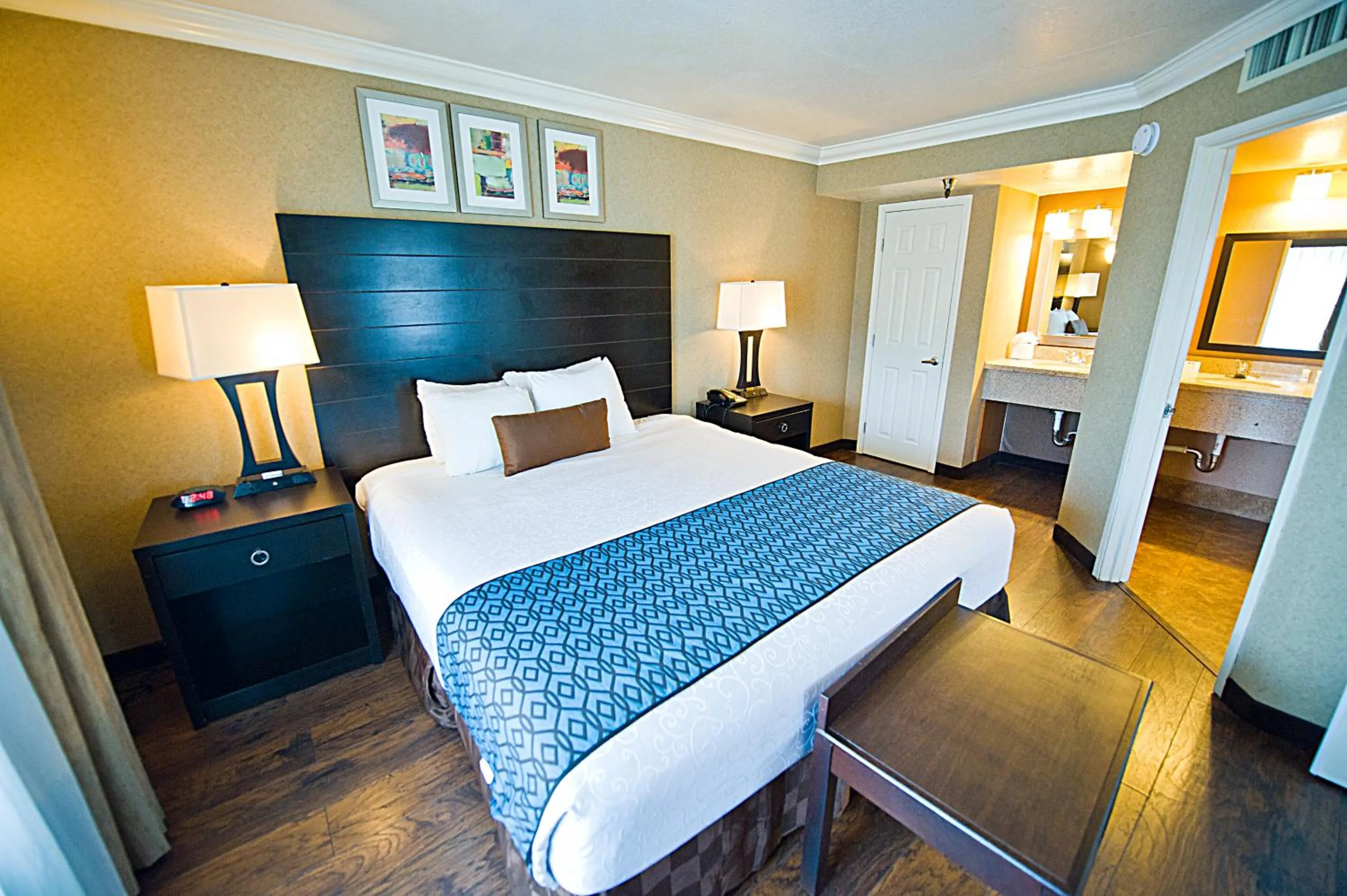 On site, Bed in Hotel d'Lins Ontario Airport