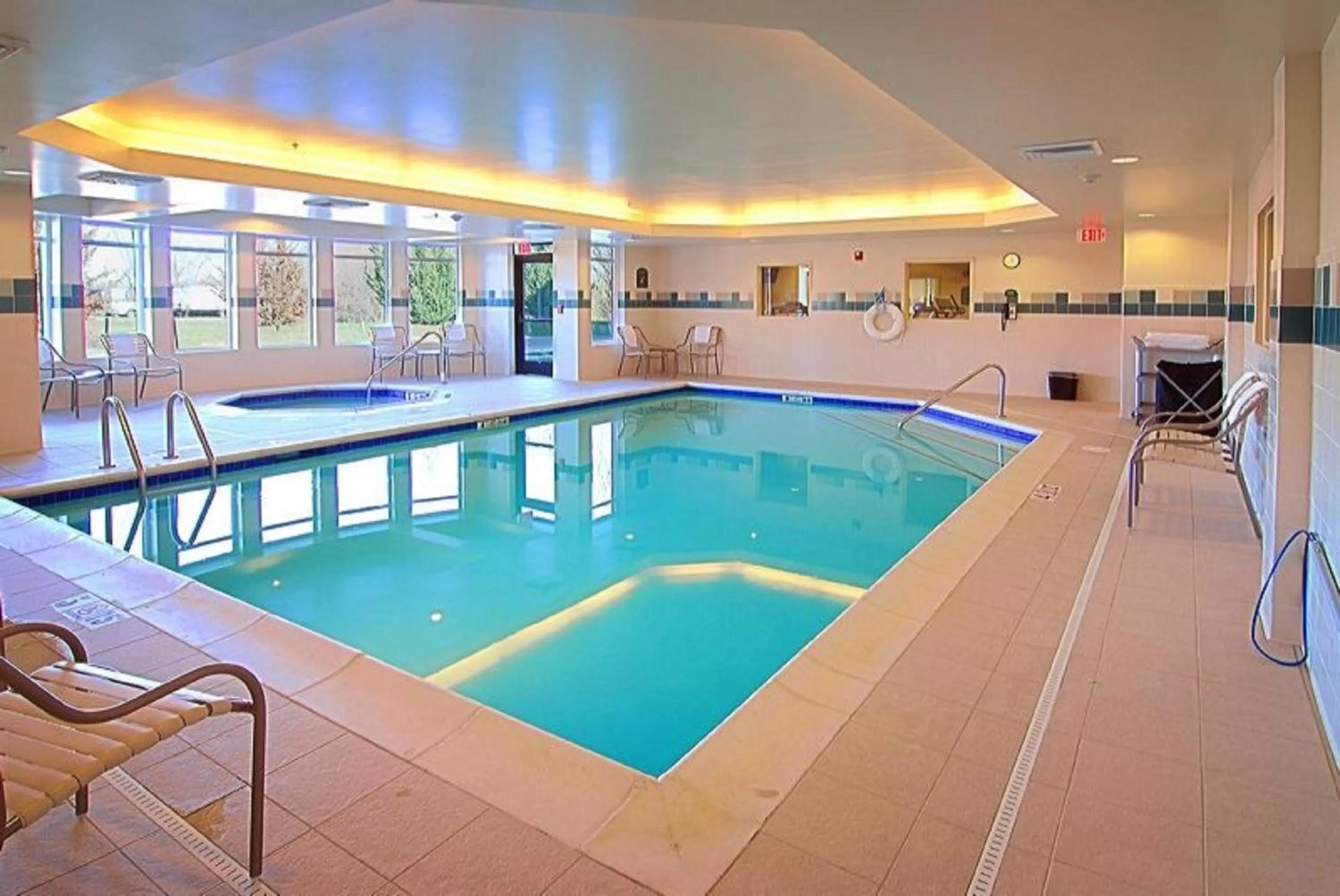 Swimming pool in Holiday Inn Express Hotel & Suites Medford-Central Point by IHG