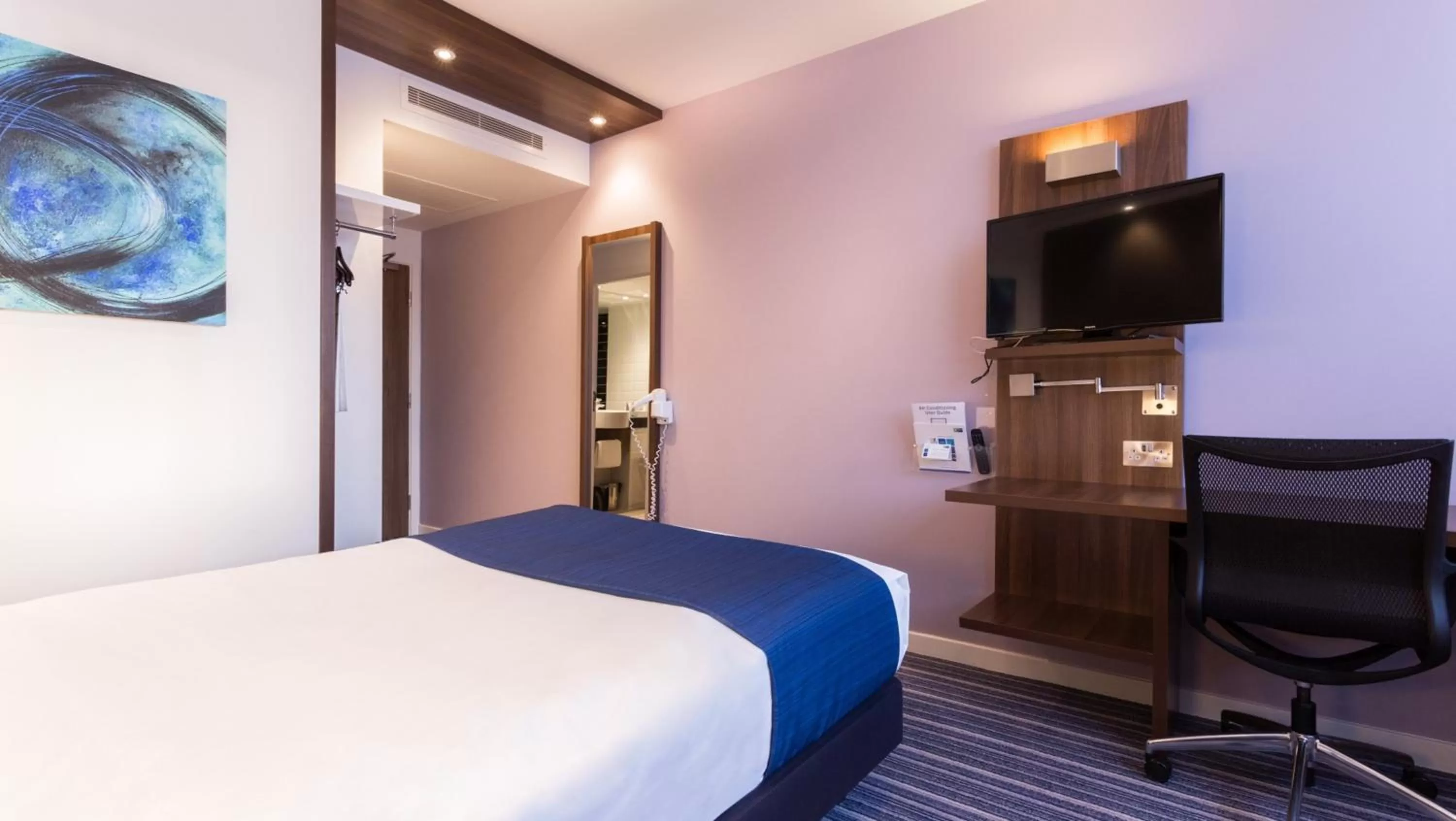 Photo of the whole room, Bed in Holiday Inn Express Wakefield by IHG