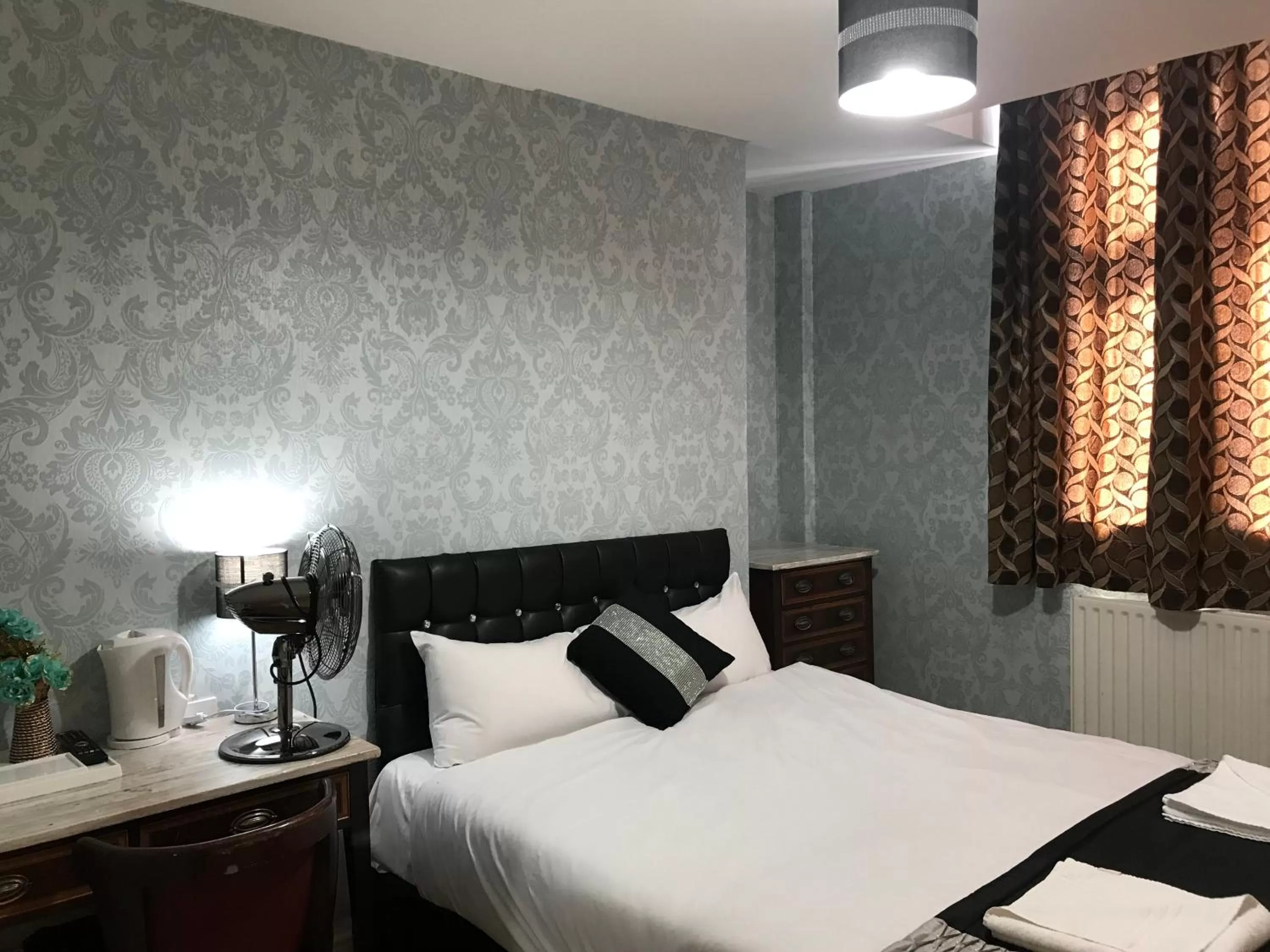 Bedroom, Bed in Pacific Inn London Heathrow