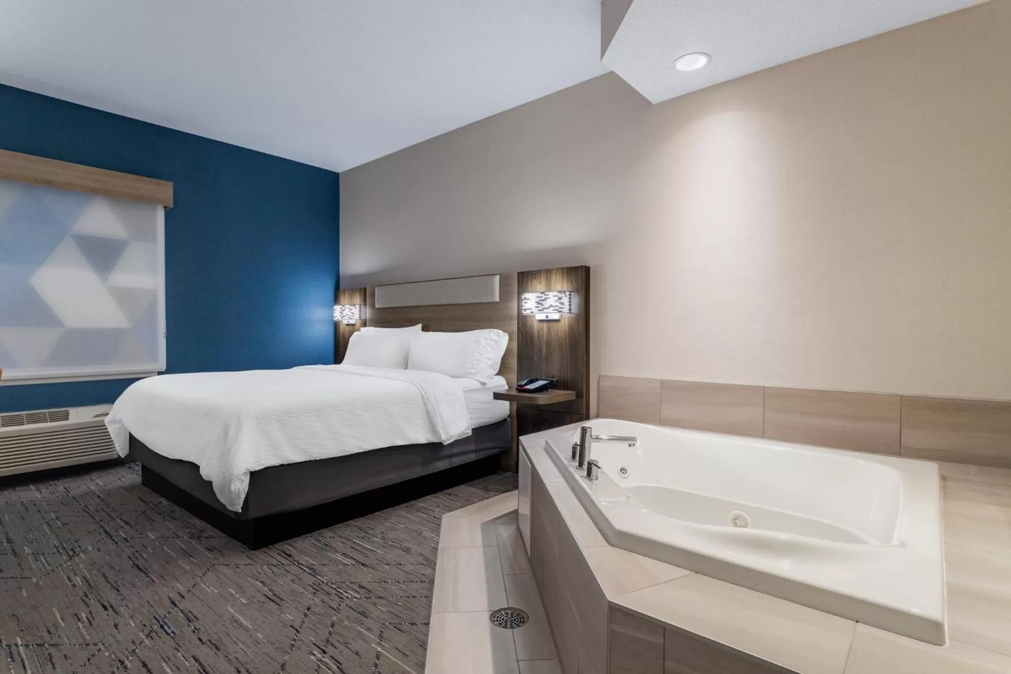Photo of the whole room, Bed in Holiday Inn Express Hotel & Suites-St. Paul by IHG