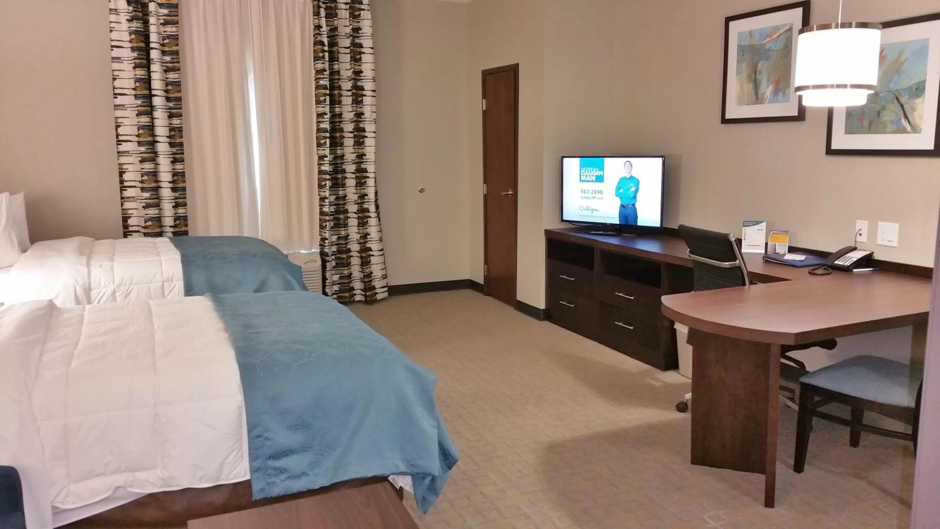 Photo of the whole room, Bed in MainStay Suites Midland
