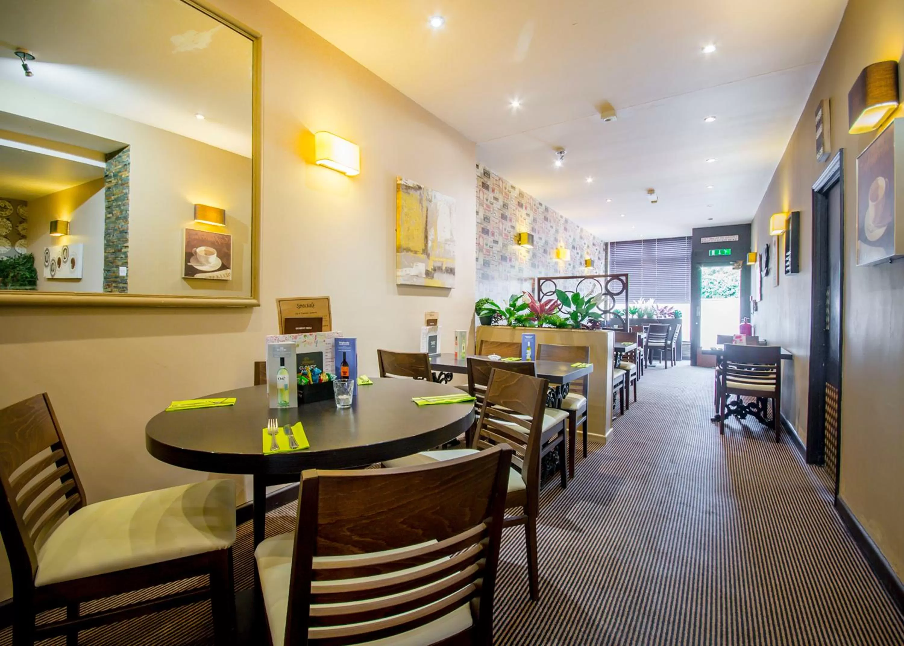 Restaurant/places to eat in Smiths Hotel