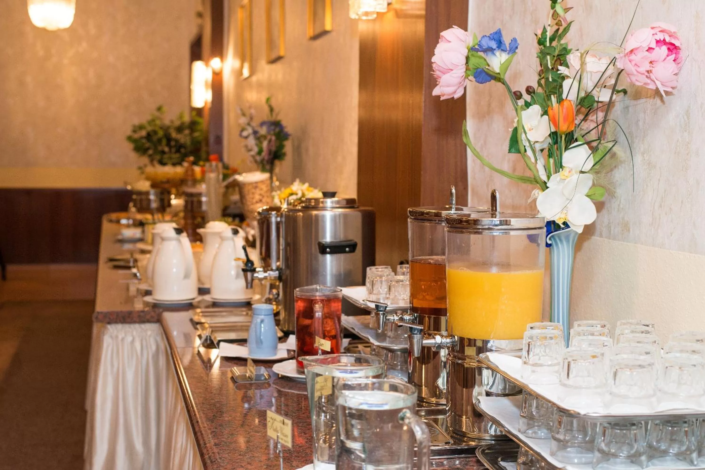 Restaurant/places to eat in Hotel Mozart