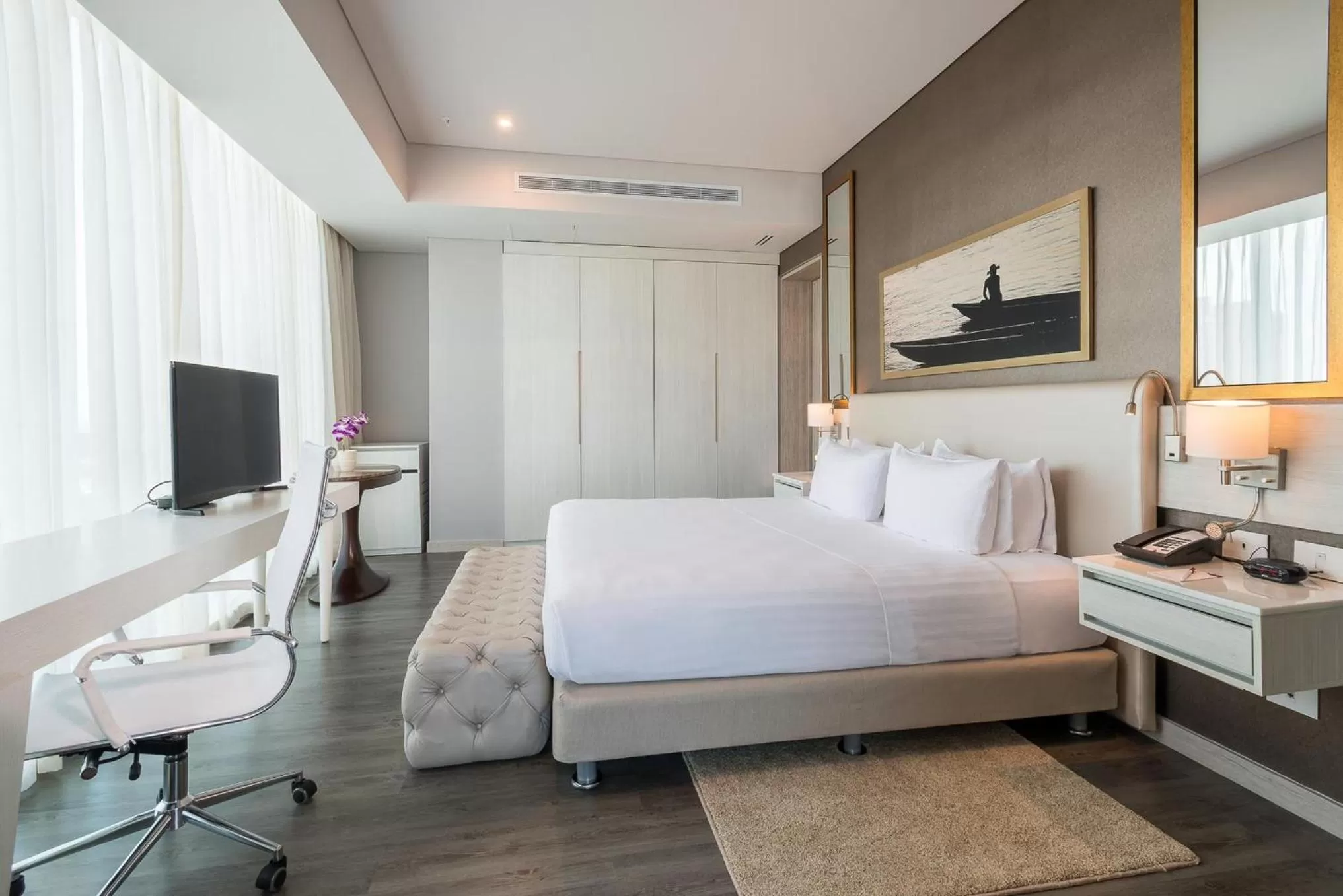 Photo of the whole room, Bed in Crowne Plaza Barranquilla by IHG