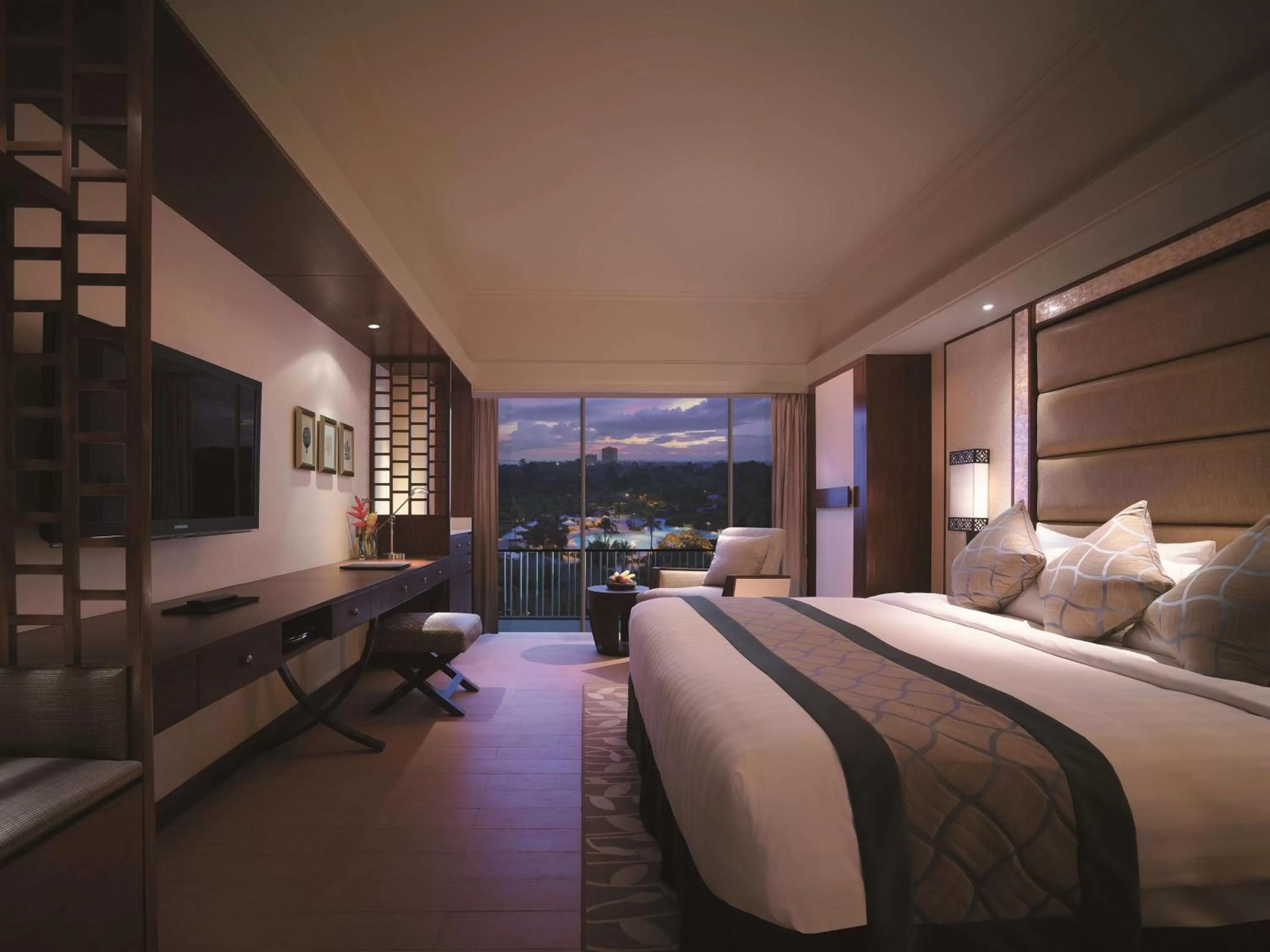 Photo of the whole room, Bed in Shangri-La Mactan, Cebu
