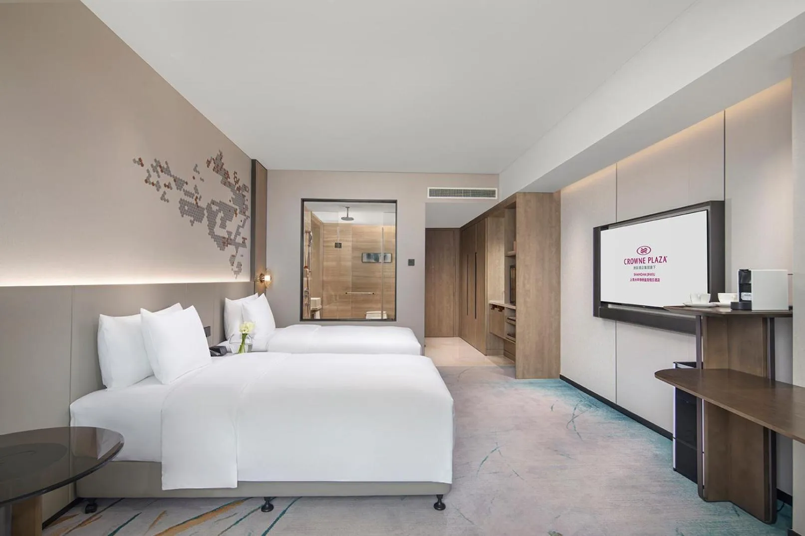 Bed in Crowne Plaza Shanghai Jinxiu by IHG