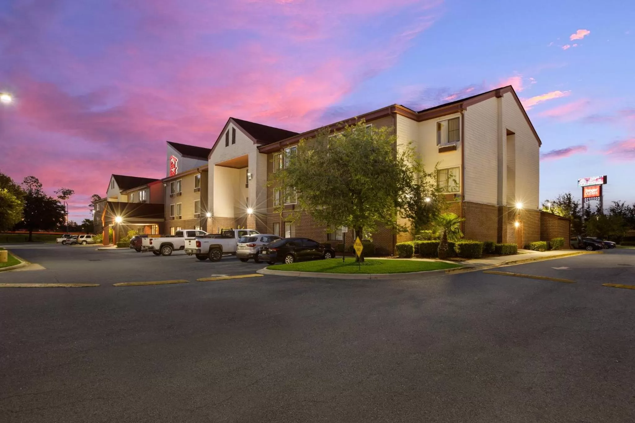 Property building in Red Roof Inn & Suites Savannah Airport