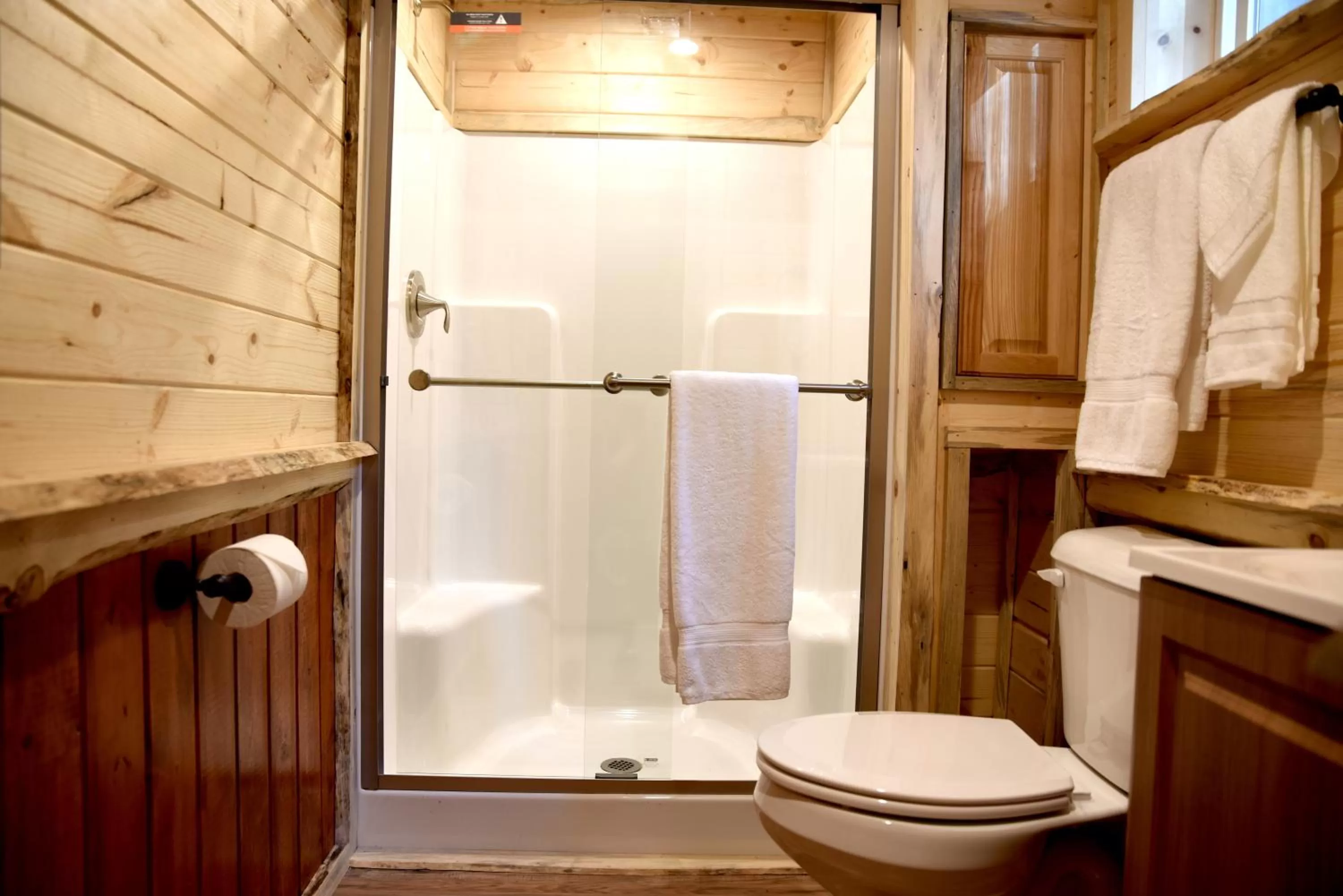 Shower in Gateway Inn & Cabins