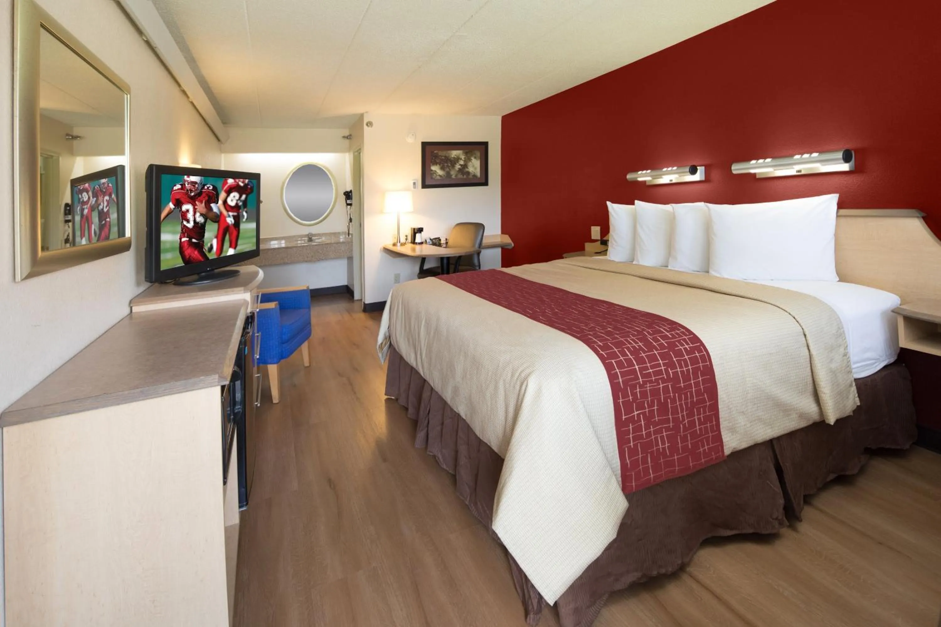 Photo of the whole room in Red Roof Inn Cincinnati Northeast - Blue Ash