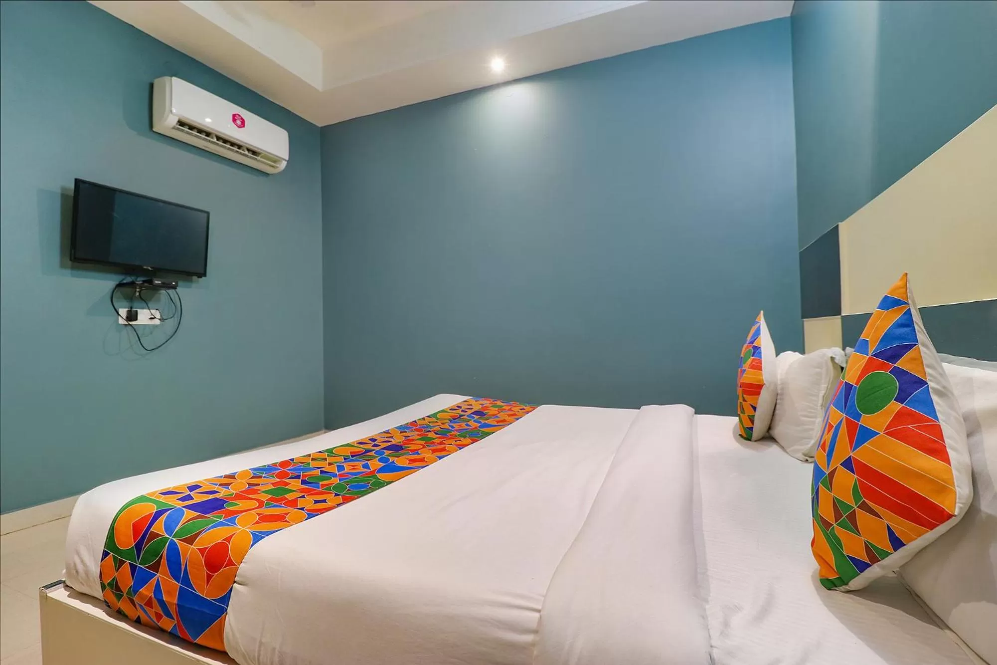 TV and multimedia, Bed in FabHotel Maxx Inn