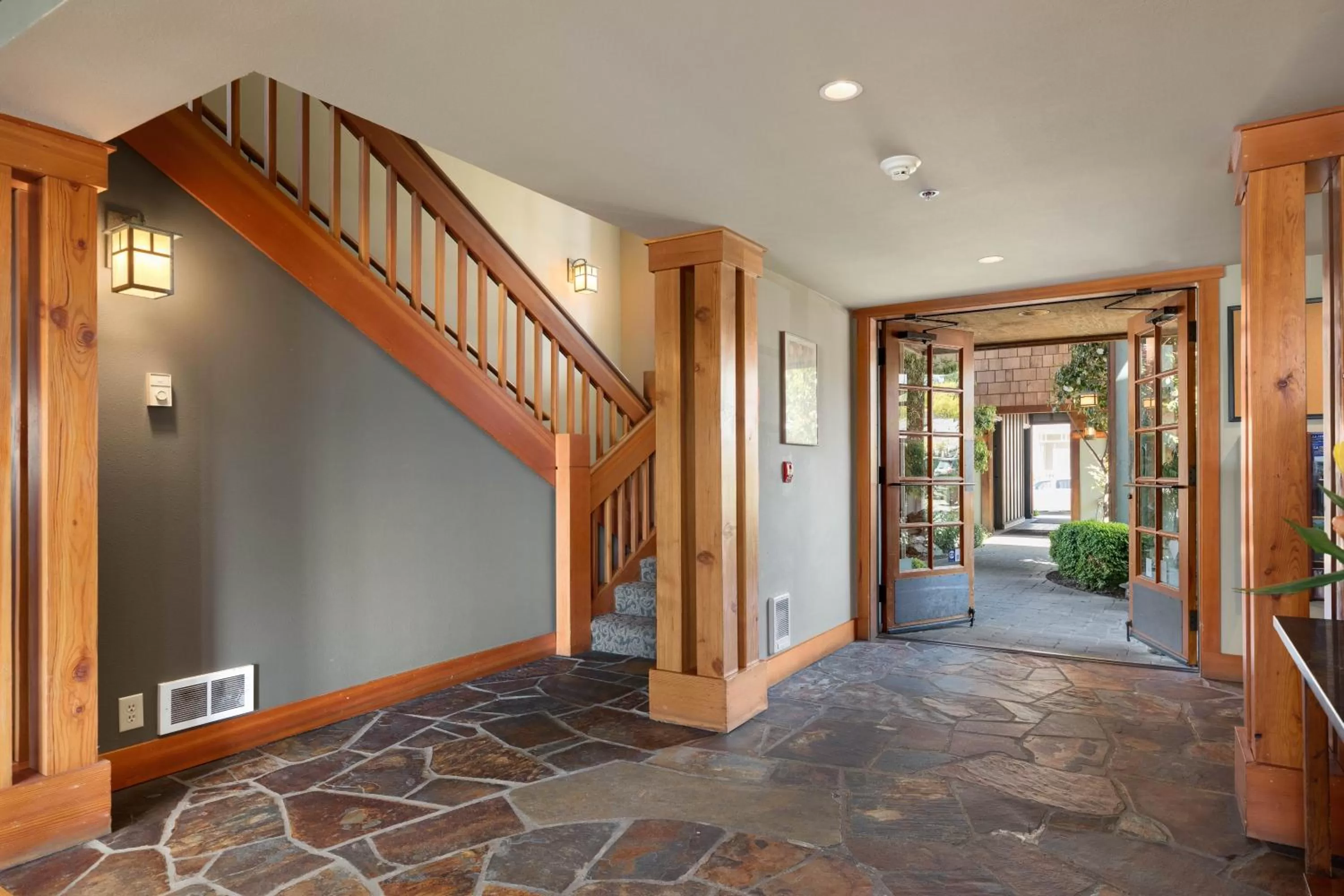 Facade/entrance in La Conner Channel Lodge