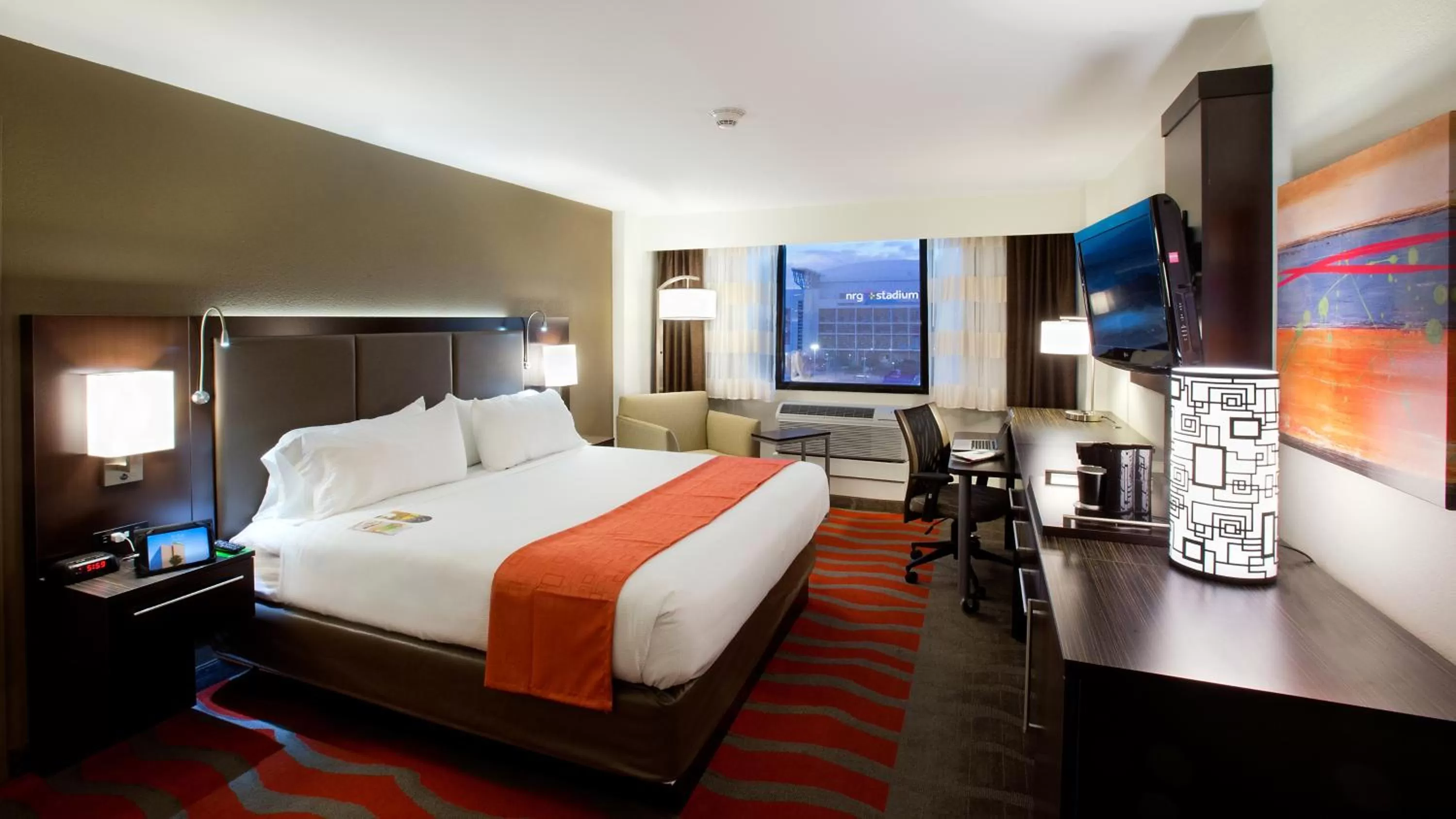 Photo of the whole room, Bed in Holiday Inn Houston S - NRG Area - Med Ctr by IHG