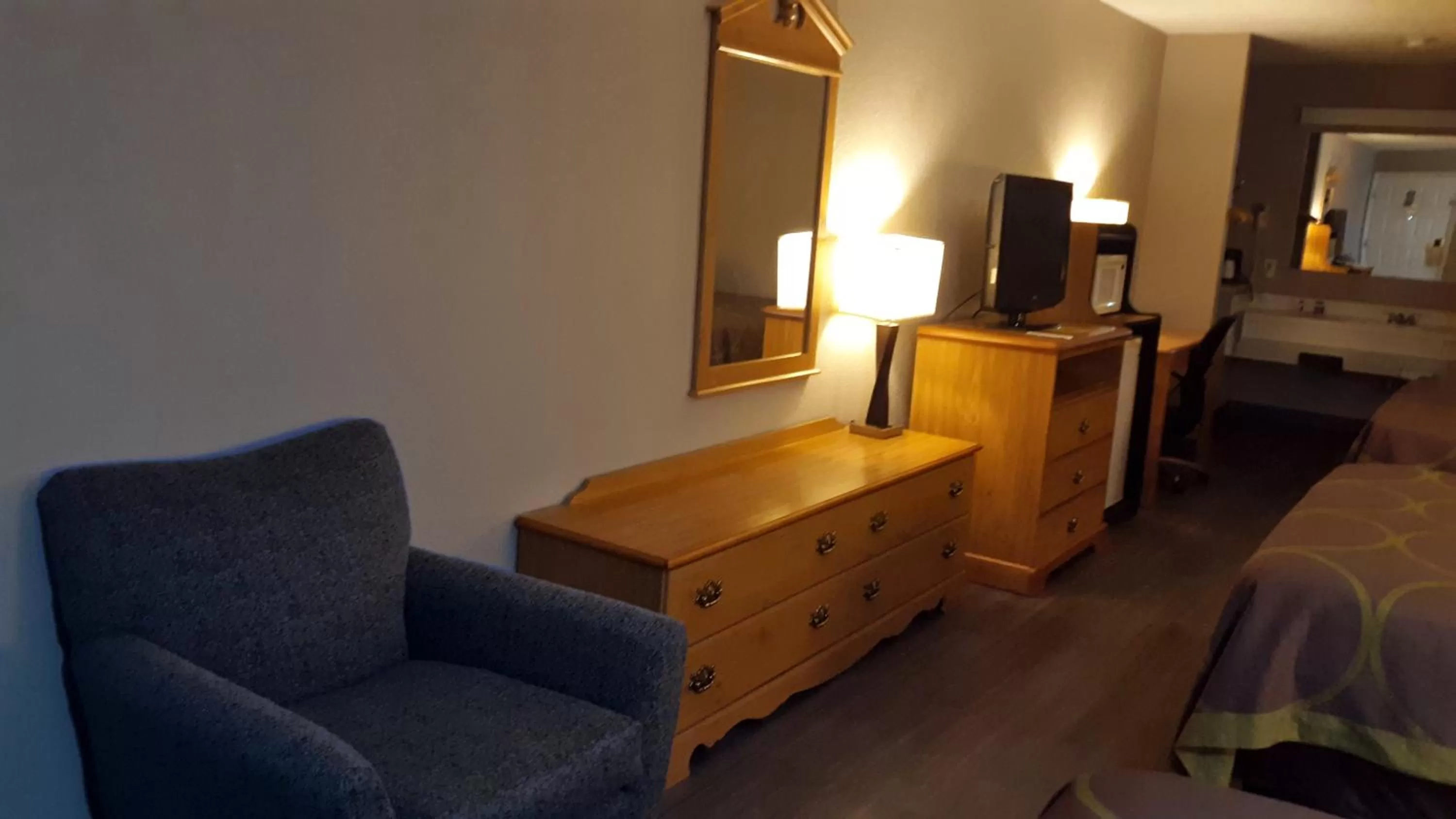 Bed in Super 8 by Wyndham Fort Chiswell Wytheville Area