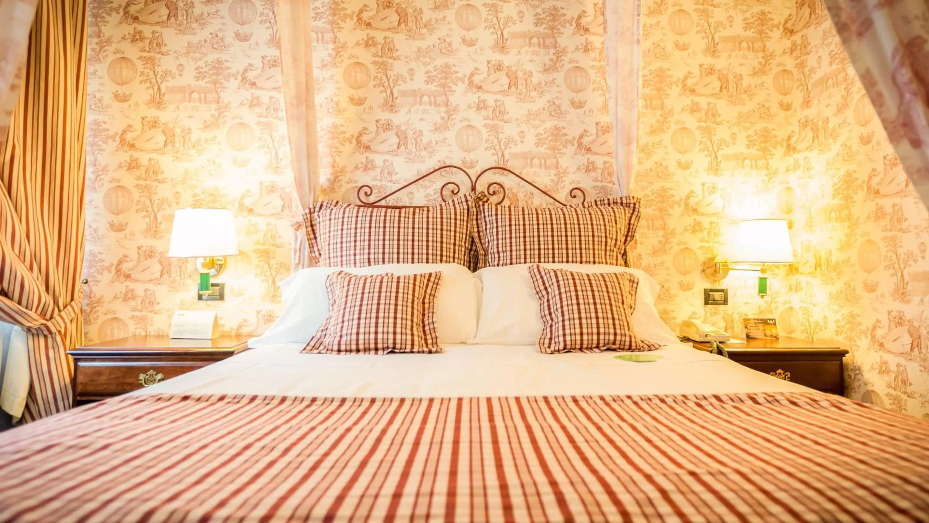 Decorative detail, Bed in Hotel Victoria & Iside Spa