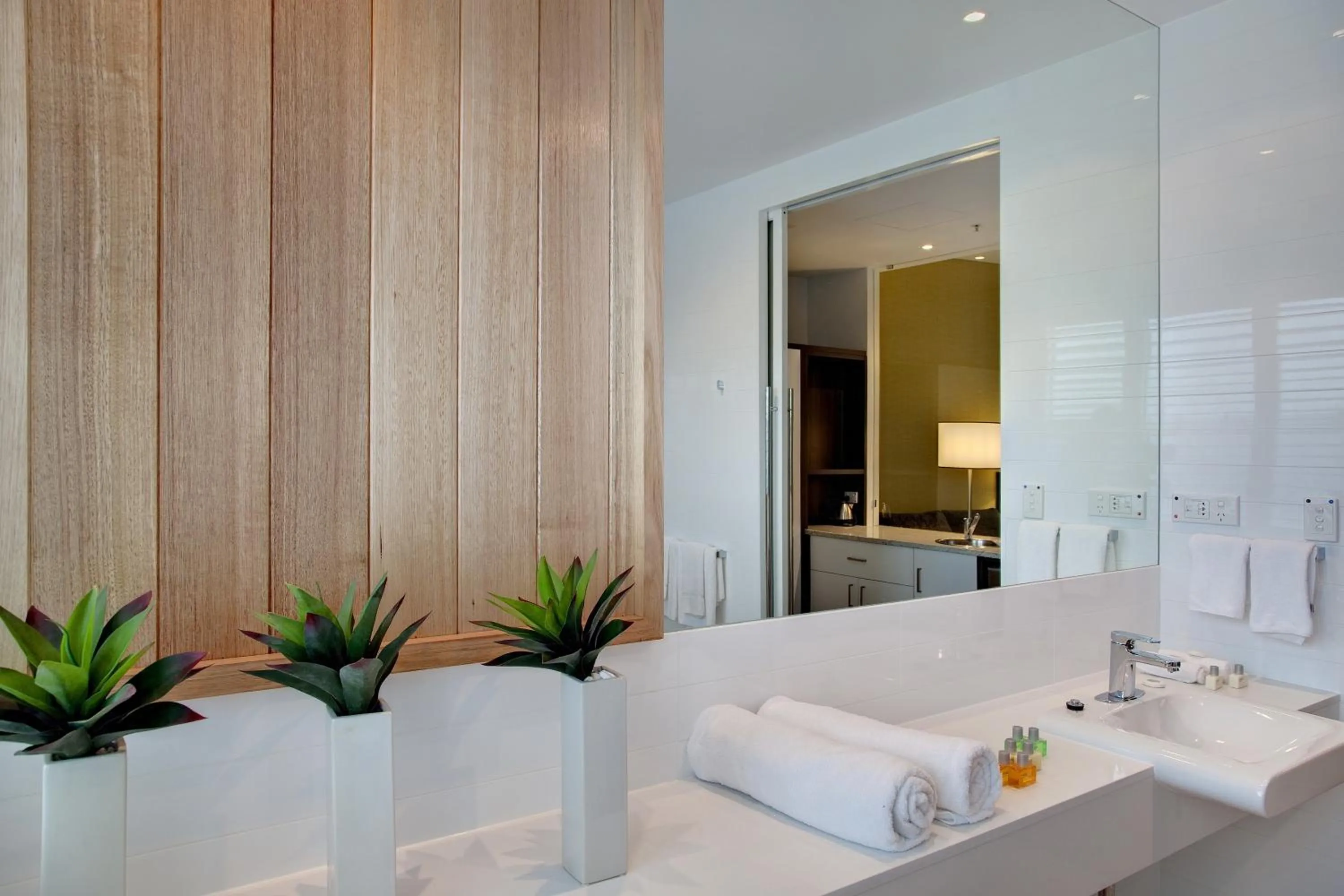 Bathroom, Bed in Walkers Arms Hotel