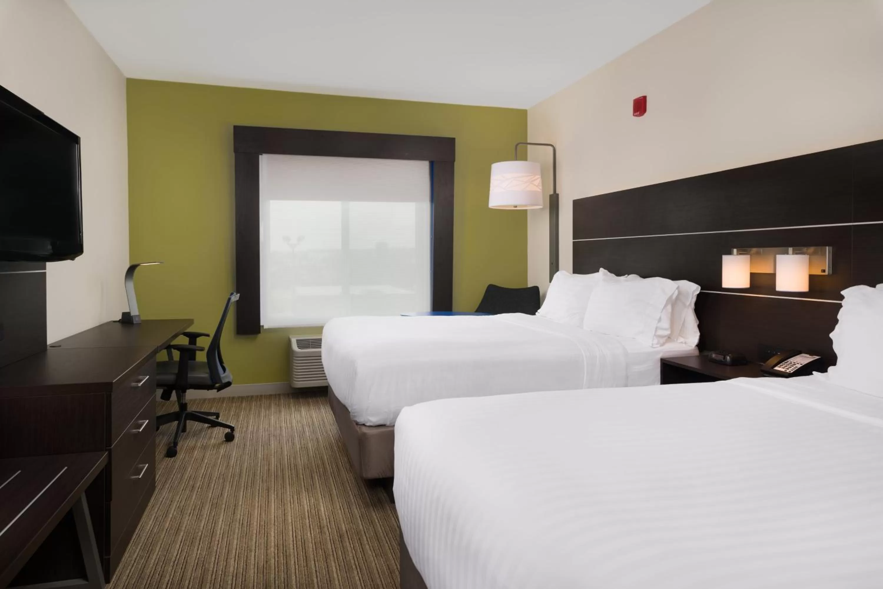 Photo of the whole room, Bed in Holiday Inn Express Independence - Kansas City by IHG