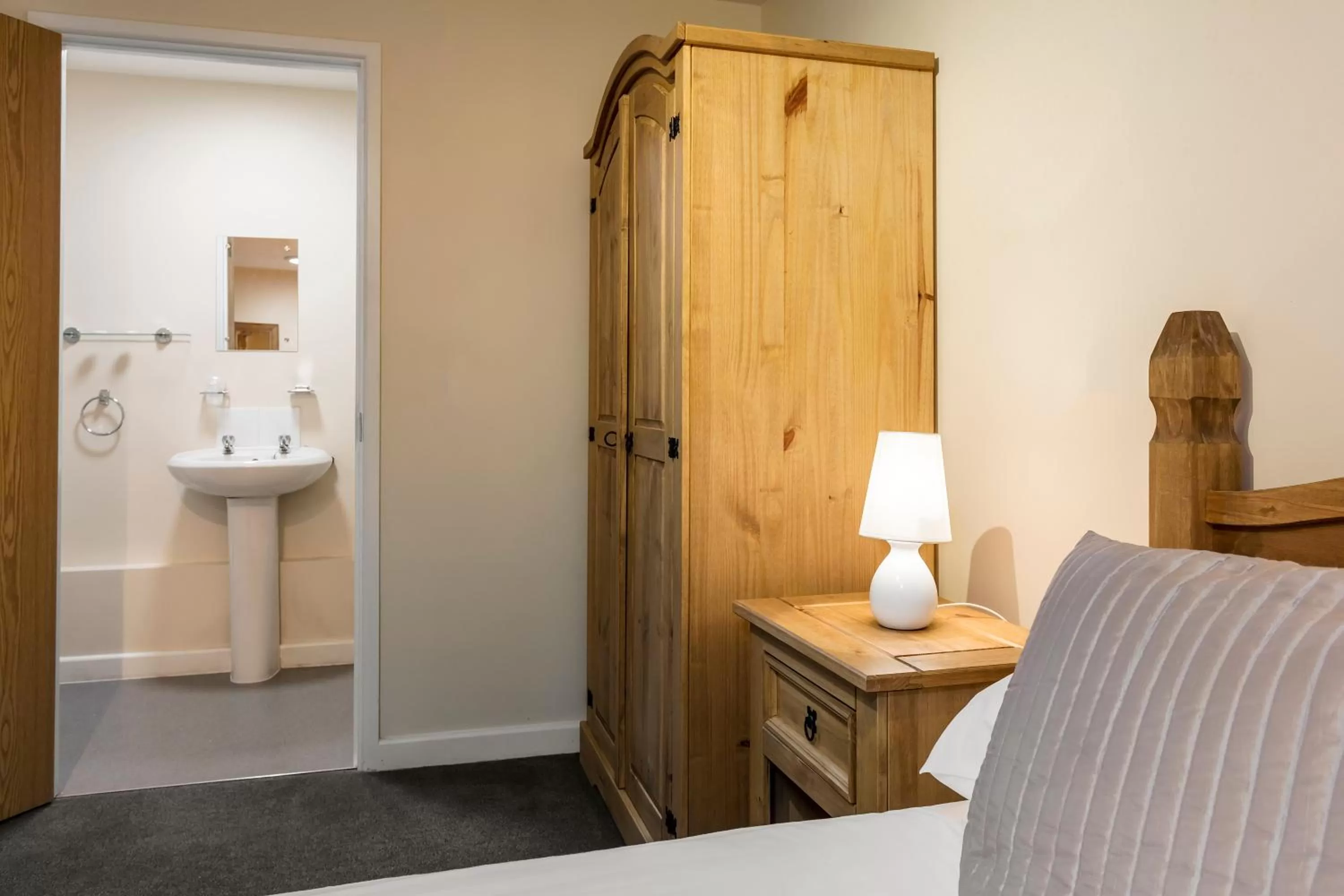 Bathroom, Bed in Roydon Marina Village Hotel