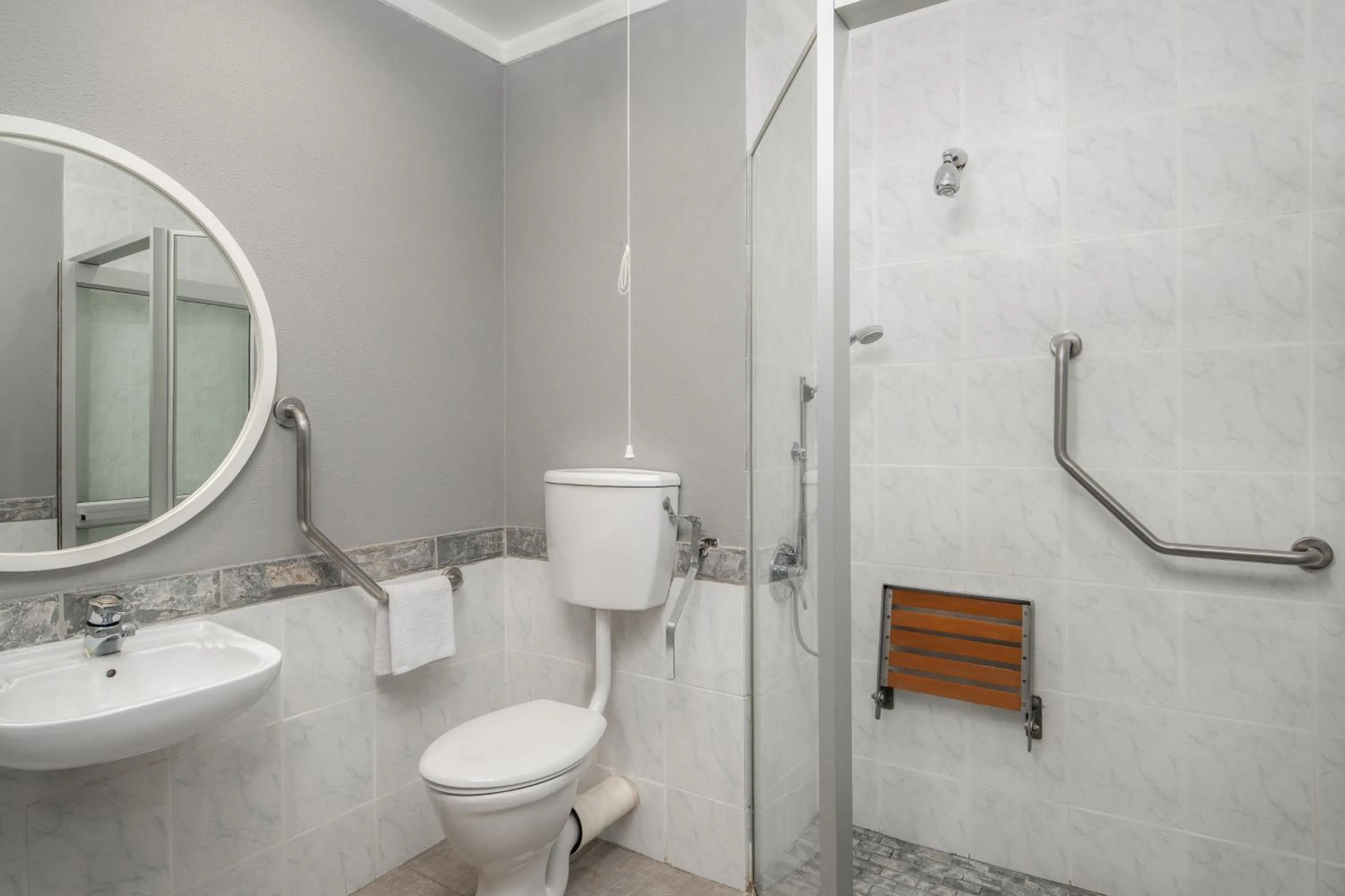 Photo of the whole room in Holiday Inn Johannesburg OR Tambo Airport Hotel by IHG