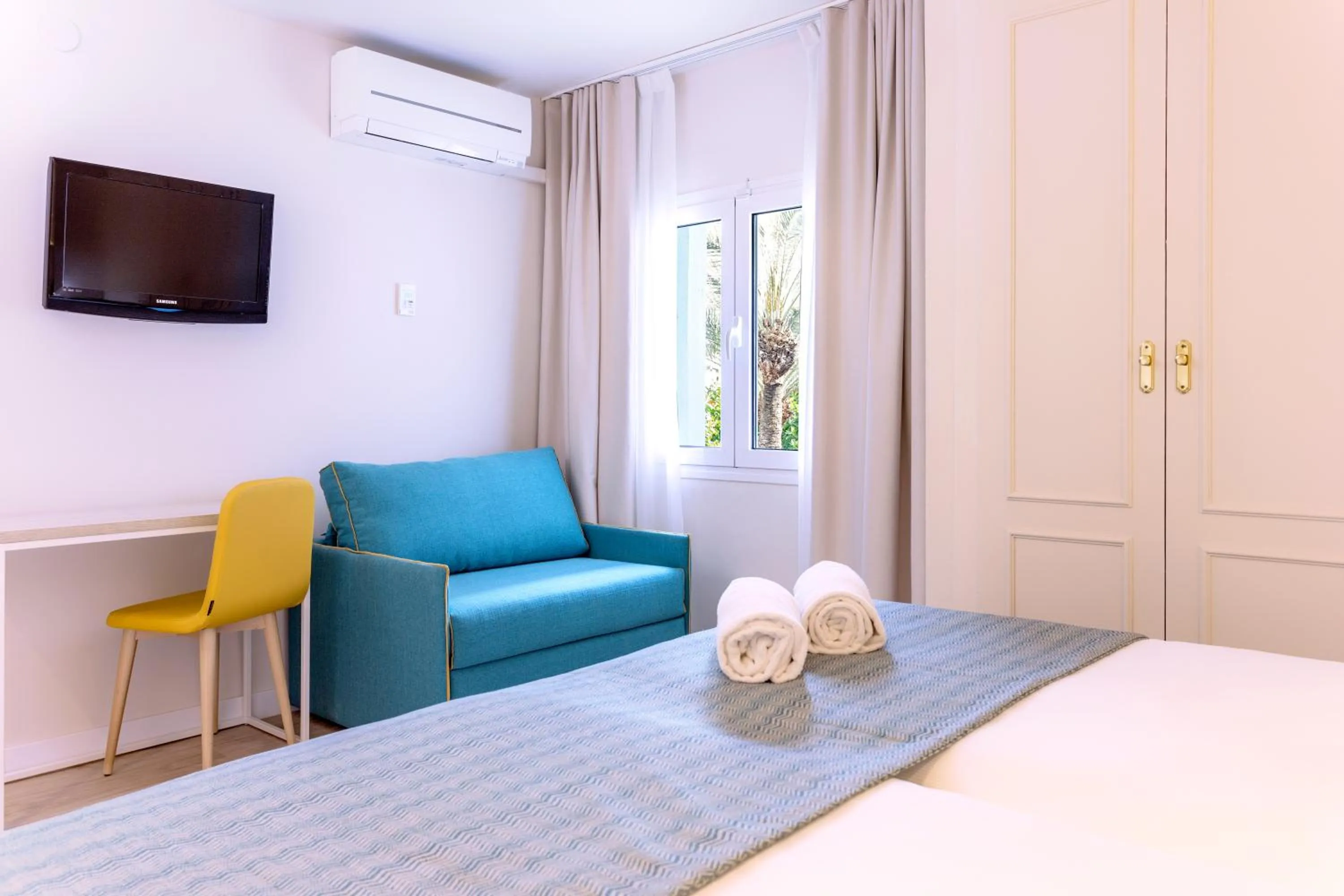 Photo of the whole room, Bed in Palmasol