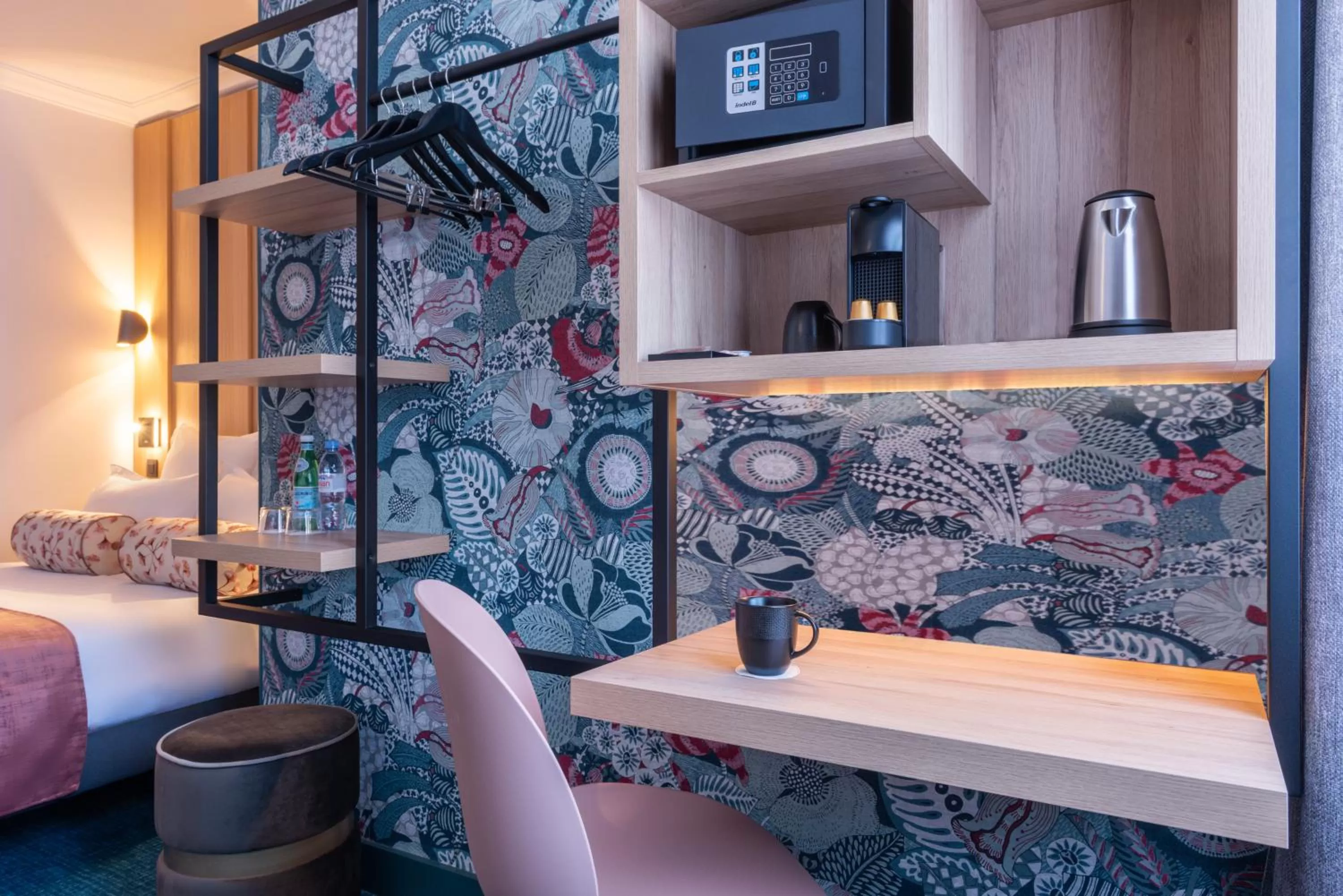 Coffee/tea facilities, Bed in Leonardo Boutique Hotel Paris Opera