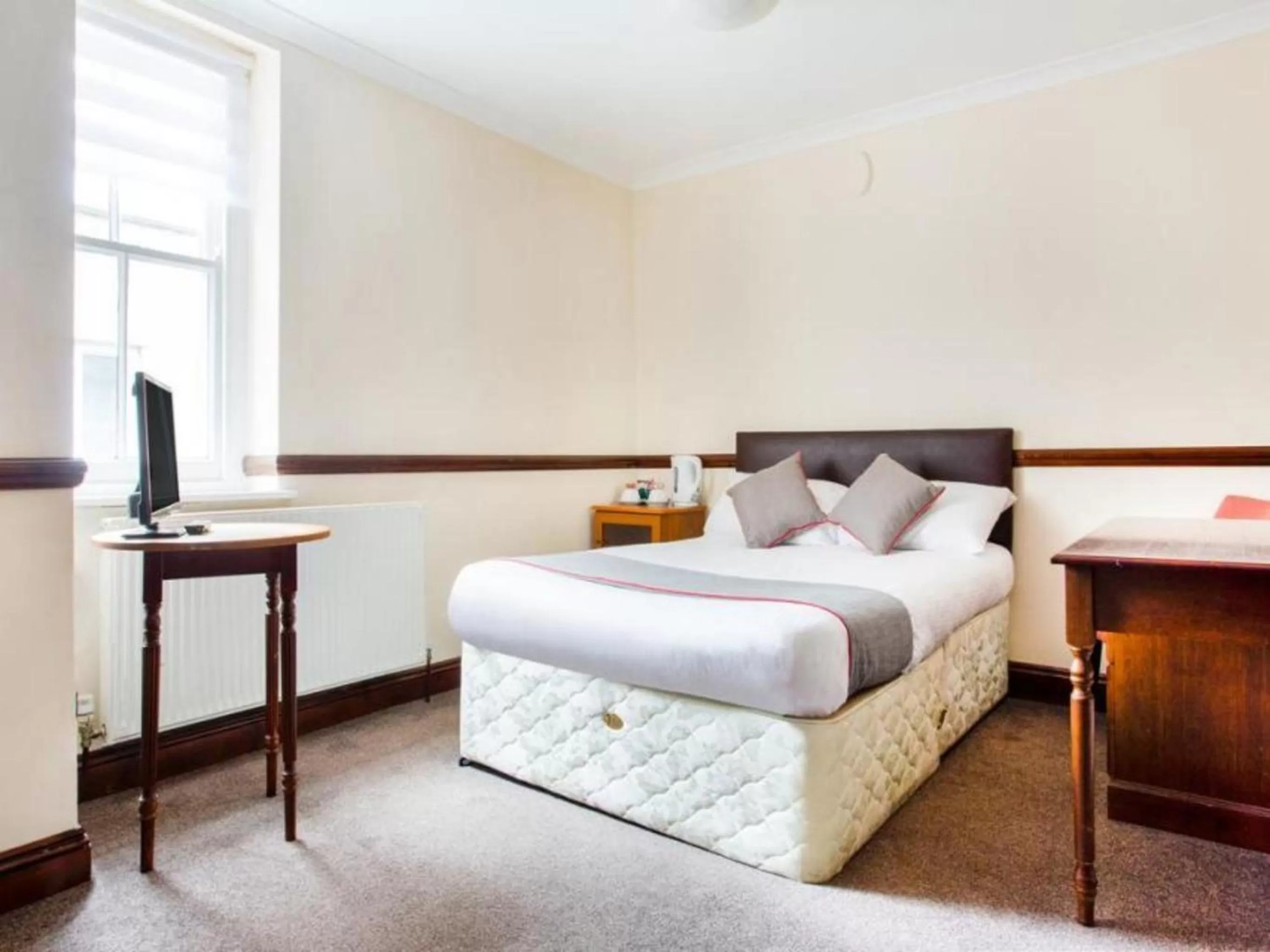 Bedroom, Bed in Brunel Inn