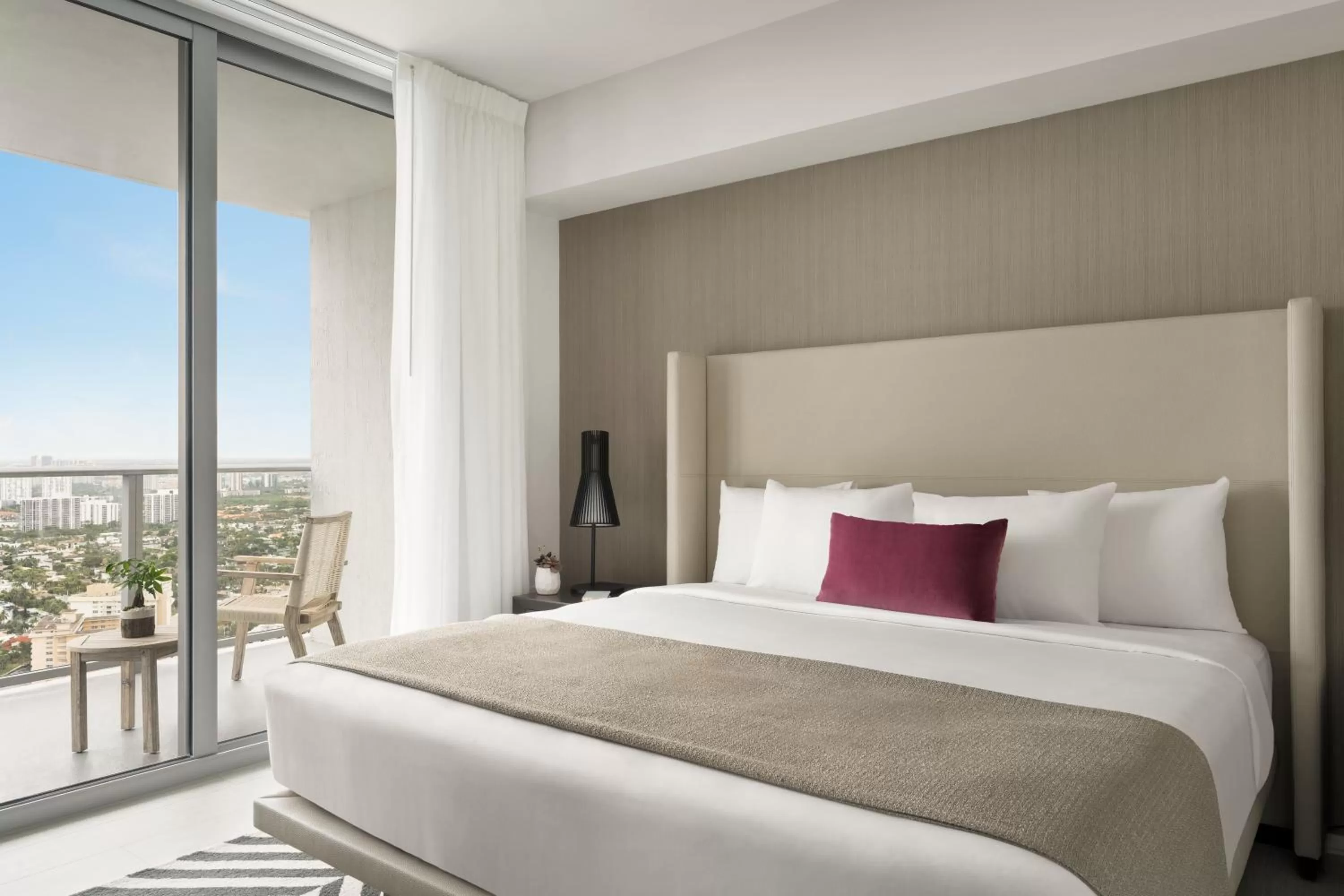 3 Bedroom Suite Intracoastal/City View with Kitchen in Hyde Beach House