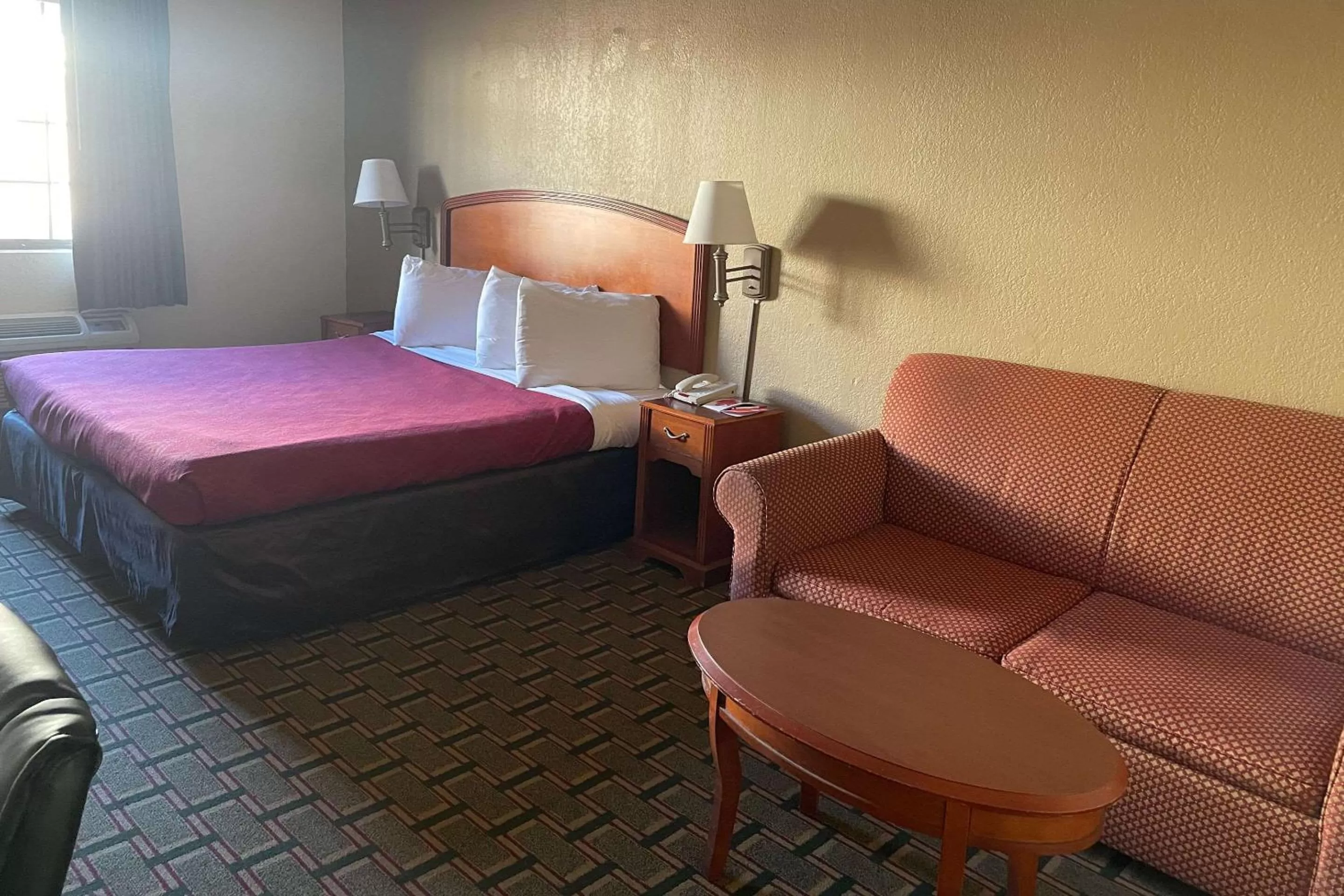 Bedroom, Bed in Econo Lodge