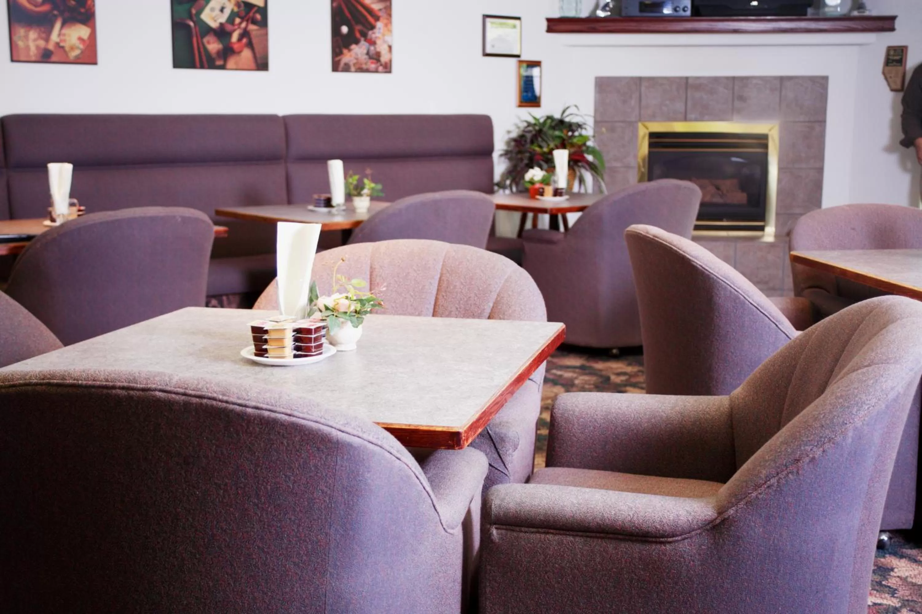 Communal lounge/ TV room in Country Club Inn