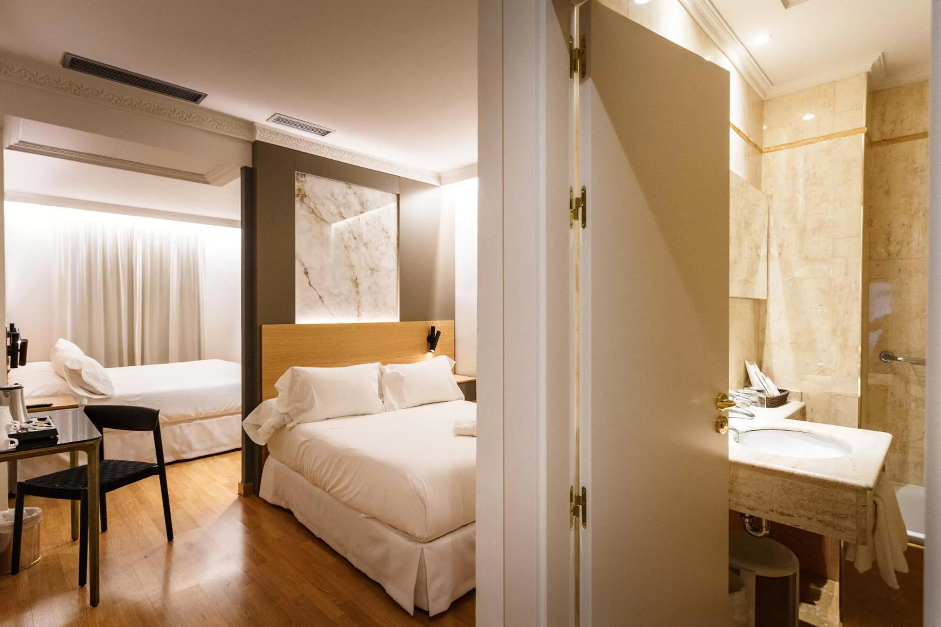 Photo of the whole room, Bed in Hotel Dauro Premier