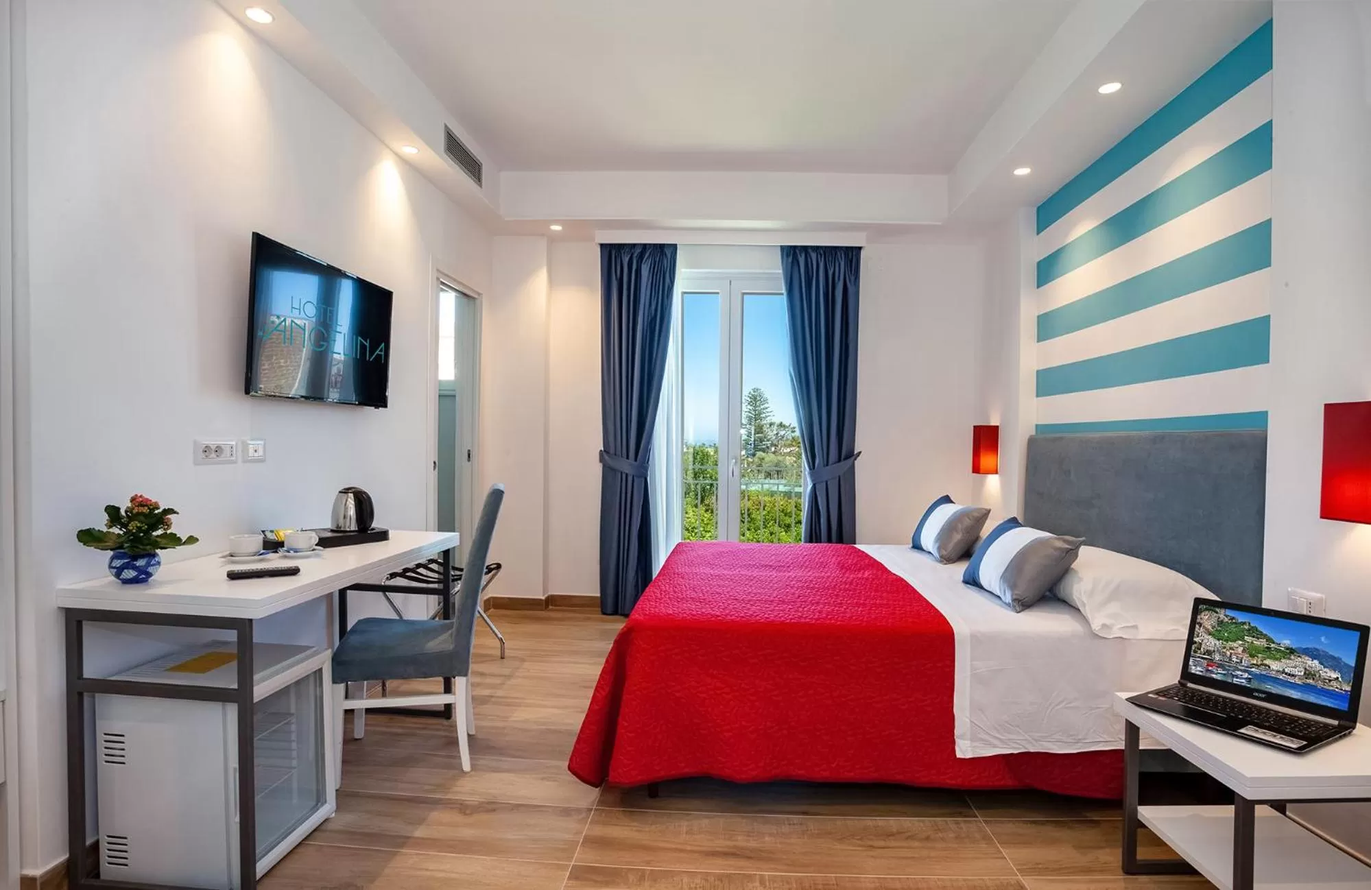 View (from property/room), Bed in Hotel Angelina