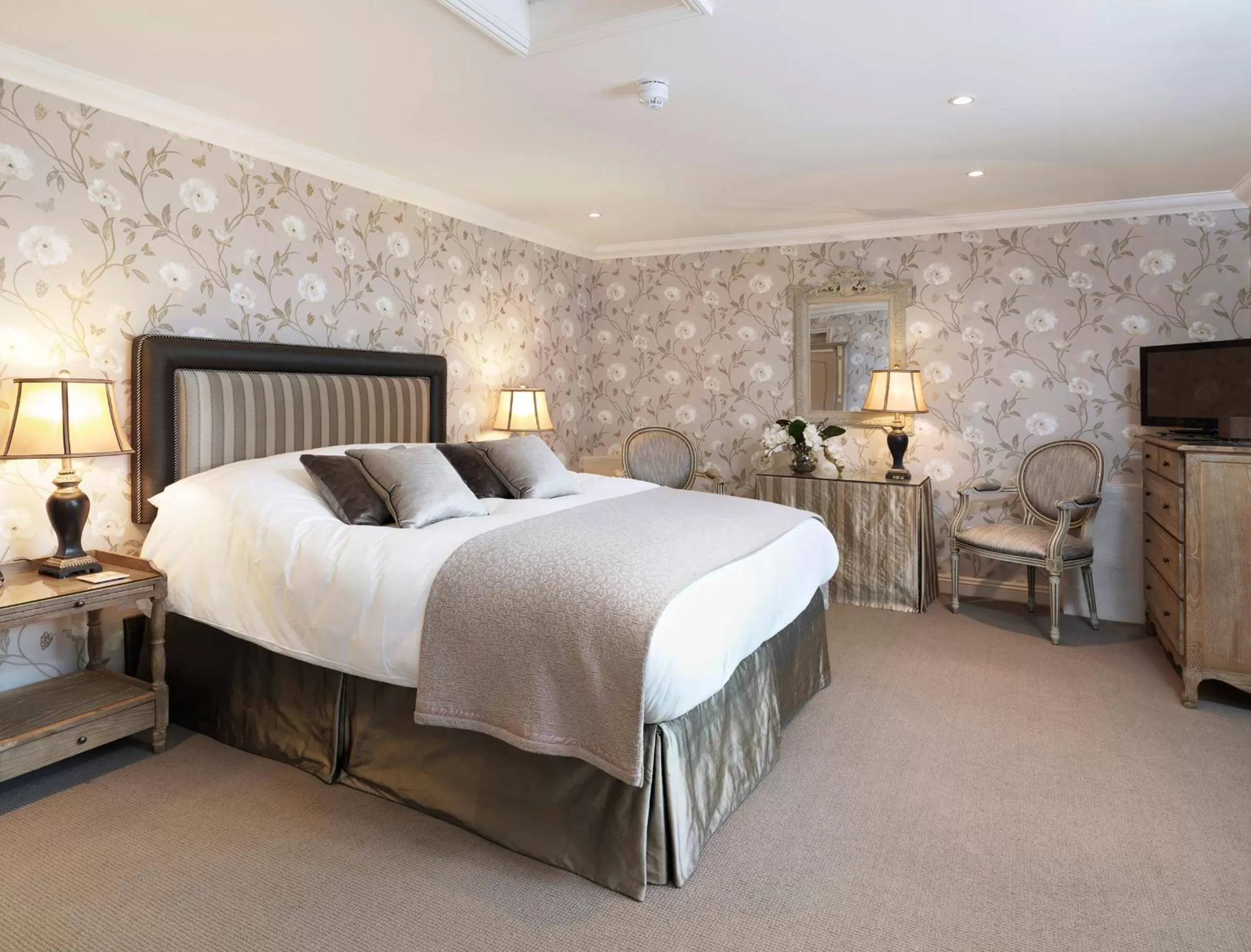 Bedroom, Bed in The Crown Inn